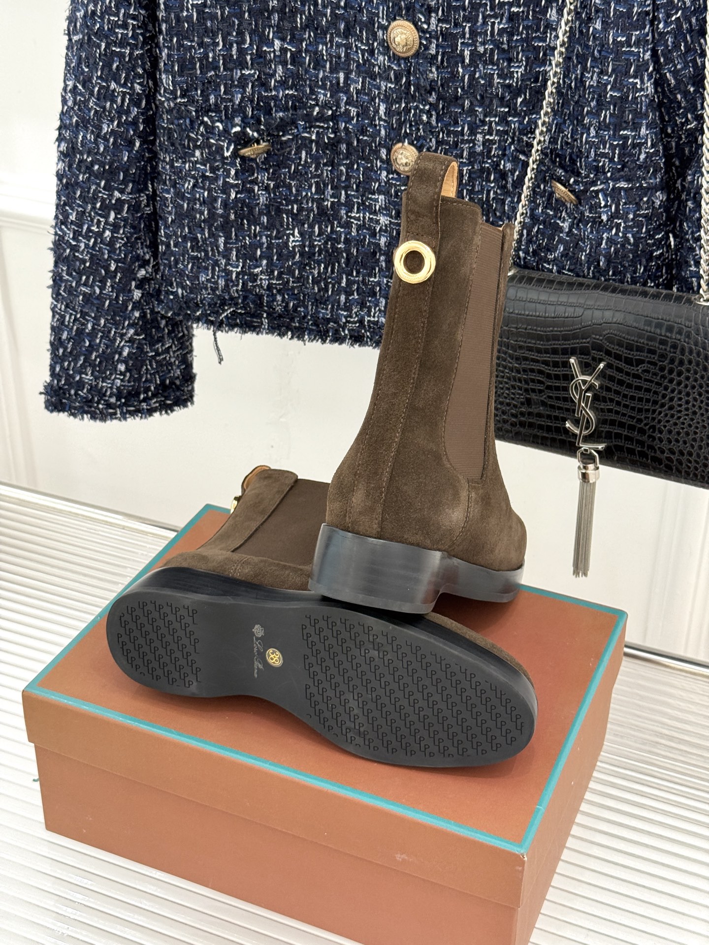 Loro Piana/lp🌾26WF秋冬新品复古 极简切尔西短靴 这款短靴以“隐奢美学”重塑日常格调 让每一步都成为低调 Loro Piana/lp🌾26WF秋冬新品复古 极简切尔西短靴 这款短靴以“隐奢美学”重塑日常格调 让每一步都成为低调
