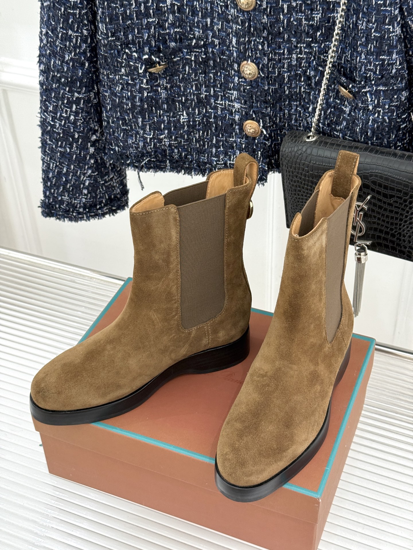 Loro Piana/lp🌾26WF秋冬新品复古 极简切尔西短靴 这款短靴以“隐奢美学”重塑日常格调 让每一步都成为低调 Loro Piana/lp🌾26WF秋冬新品复古 极简切尔西短靴 这款短靴以“隐奢美学”重塑日常格调 让每一步都成为低调
