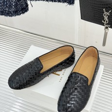 The Row 26WF新品复古编织 平底乐福鞋单鞋 静奢风完美诠释 手工编织细腻鞋面肌理 纹路间藏匠人温度 哑光真皮柔 The Row 26WF新品复古编织 平底乐福鞋单鞋 静奢风完美诠释 手工编织细腻鞋面肌理 纹路间藏匠人温度 哑光真皮柔