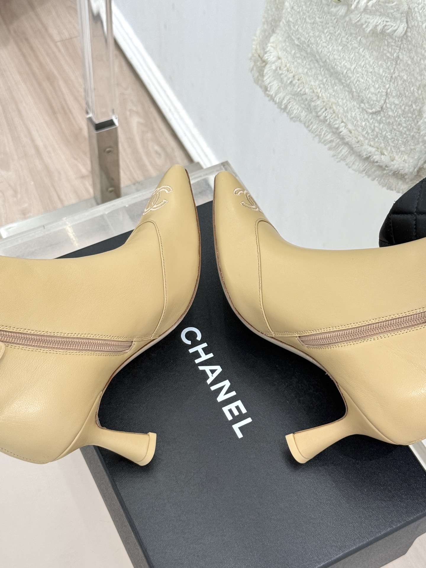 CHANE*|小香26B新品双C 尖头网纱拼接高跟短靴 尖头刺绣双C经典标识 通透网纱自带朦胧氛围感 细腻牛皮质感高级 CHANE*|小香26B新品双C 尖头网纱拼接高跟短靴 尖头刺绣双C经典标识 通透网纱自带朦胧氛围感 细腻牛皮质感高级