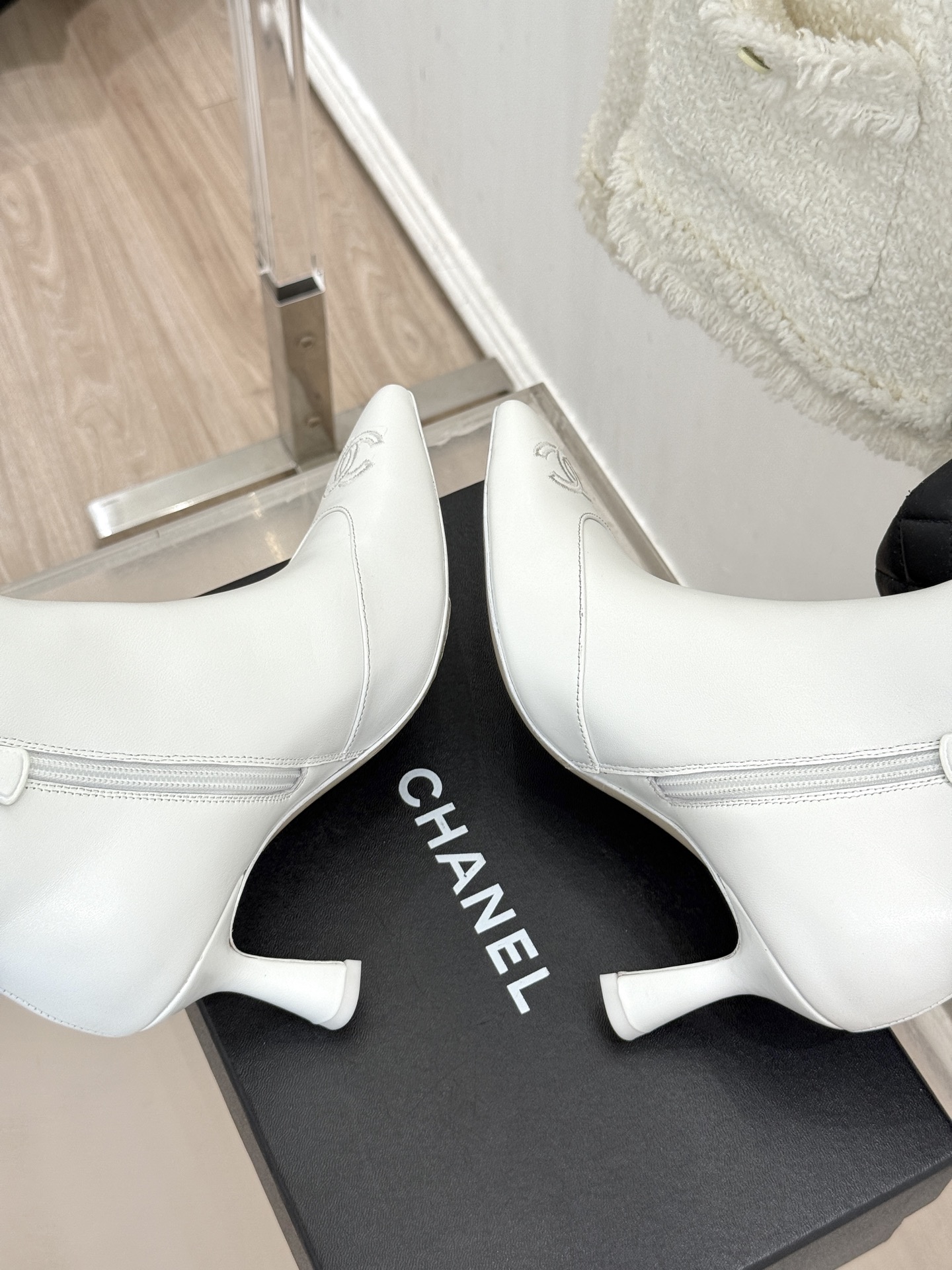 CHANE*|小香26B新品双C 尖头网纱拼接高跟短靴 尖头刺绣双C经典标识 通透网纱自带朦胧氛围感 细腻牛皮质感高级 CHANE*|小香26B新品双C 尖头网纱拼接高跟短靴 尖头刺绣双C经典标识 通透网纱自带朦胧氛围感 细腻牛皮质感高级
