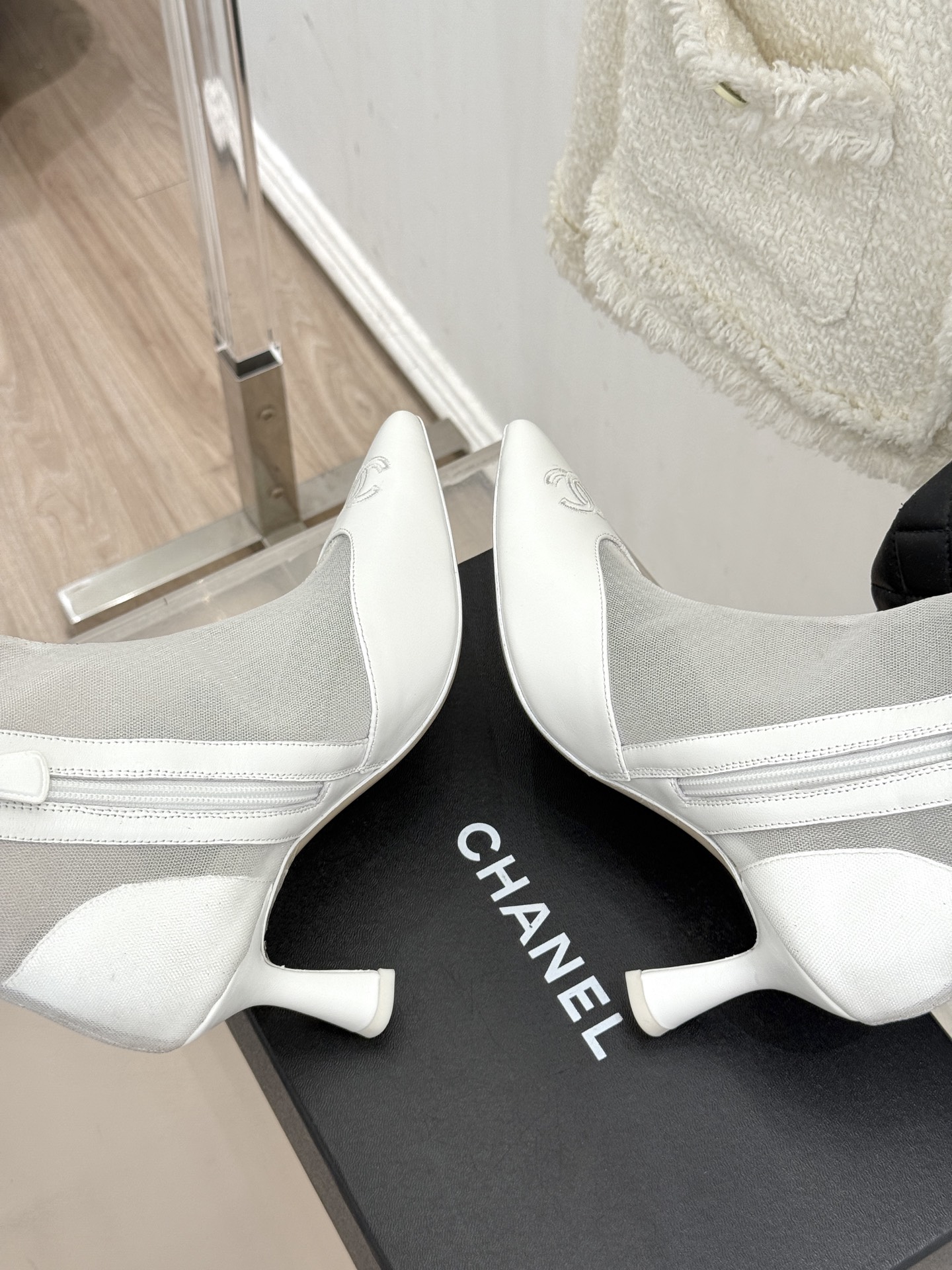 CHANE*|小香26B新品双C 尖头网纱拼接高跟短靴 尖头刺绣双C经典标识 通透网纱自带朦胧氛围感 细腻牛皮质感高级 CHANE*|小香26B新品双C 尖头网纱拼接高跟短靴 尖头刺绣双C经典标识 通透网纱自带朦胧氛围感 细腻牛皮质感高级