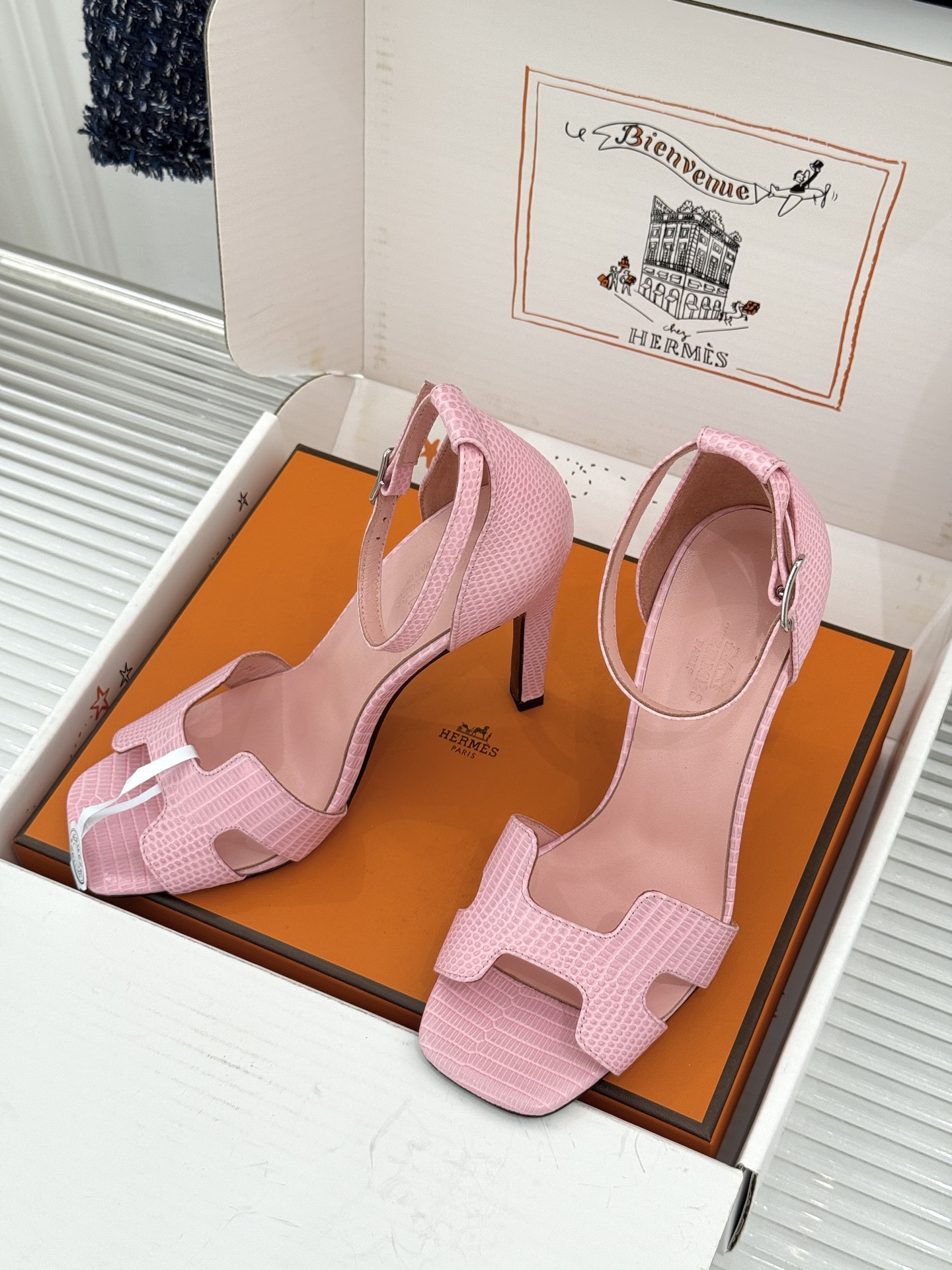 (配原版飞机盒) Hermès/爱马仕经典H型 细跟高跟凉鞋 极简奢韵 勾勒优雅身姿 标志性H型镂空鞋面 凝练品牌经典设 (配原版飞机盒) Hermès/爱马仕经典H型 细跟高跟凉鞋 极简奢韵 勾勒优雅身姿 标志性H型镂空鞋面 凝练品牌经典设