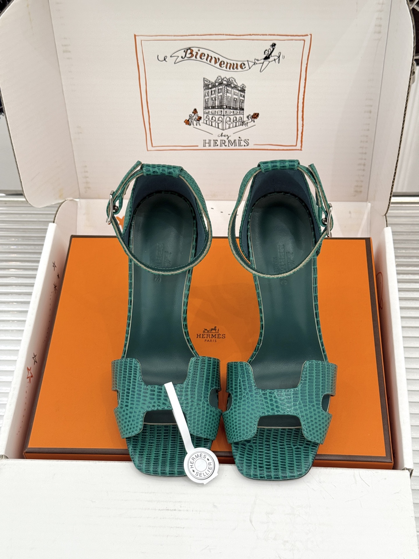 (配原版飞机盒) Hermès/爱马仕经典H型 细跟高跟凉鞋 极简奢韵 勾勒优雅身姿 标志性H型镂空鞋面 凝练品牌经典设 (配原版飞机盒) Hermès/爱马仕经典H型 细跟高跟凉鞋 极简奢韵 勾勒优雅身姿 标志性H型镂空鞋面 凝练品牌经典设