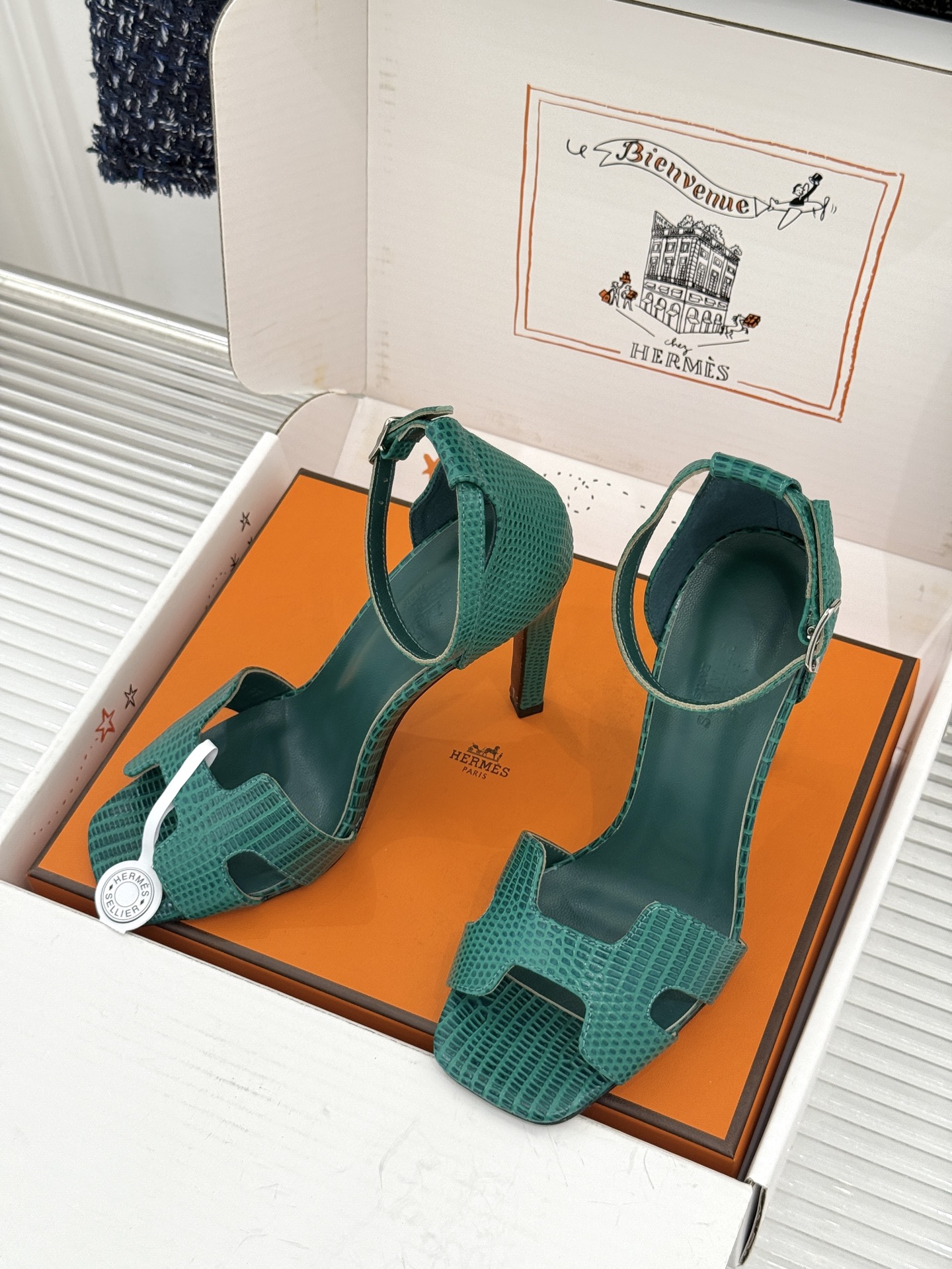 (配原版飞机盒) Hermès/爱马仕经典H型 细跟高跟凉鞋 极简奢韵 勾勒优雅身姿 标志性H型镂空鞋面 凝练品牌经典设 (配原版飞机盒) Hermès/爱马仕经典H型 细跟高跟凉鞋 极简奢韵 勾勒优雅身姿 标志性H型镂空鞋面 凝练品牌经典设