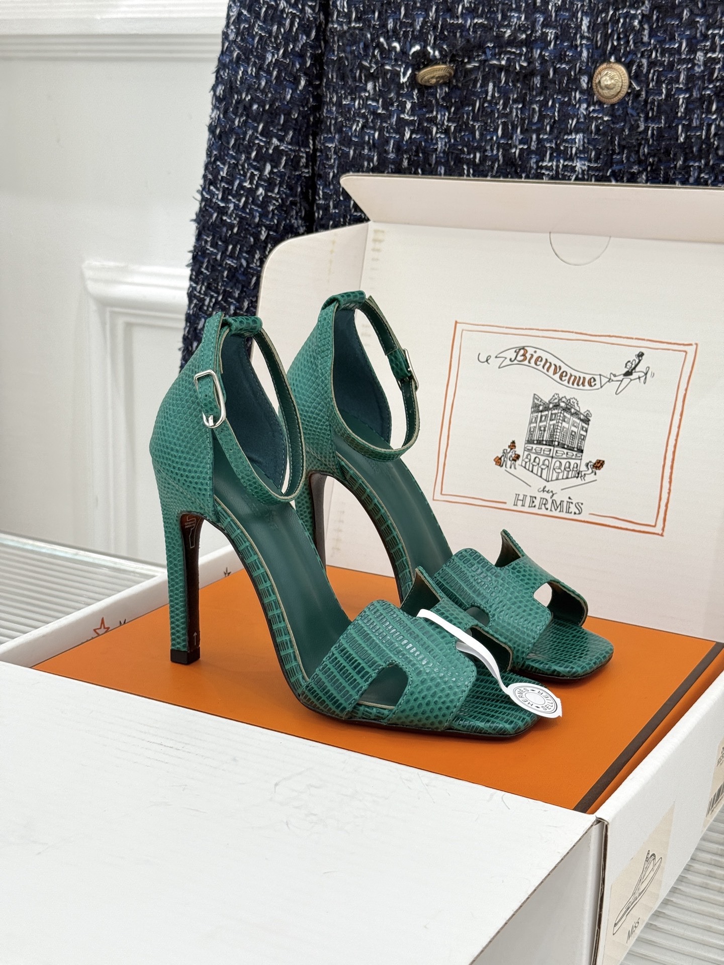 （配原版飞机盒） Hermès/爱马仕经典H型 细跟高跟凉鞋 极简奢韵 勾勒优雅身姿 标志性H型镂空鞋面 凝练品牌经典设