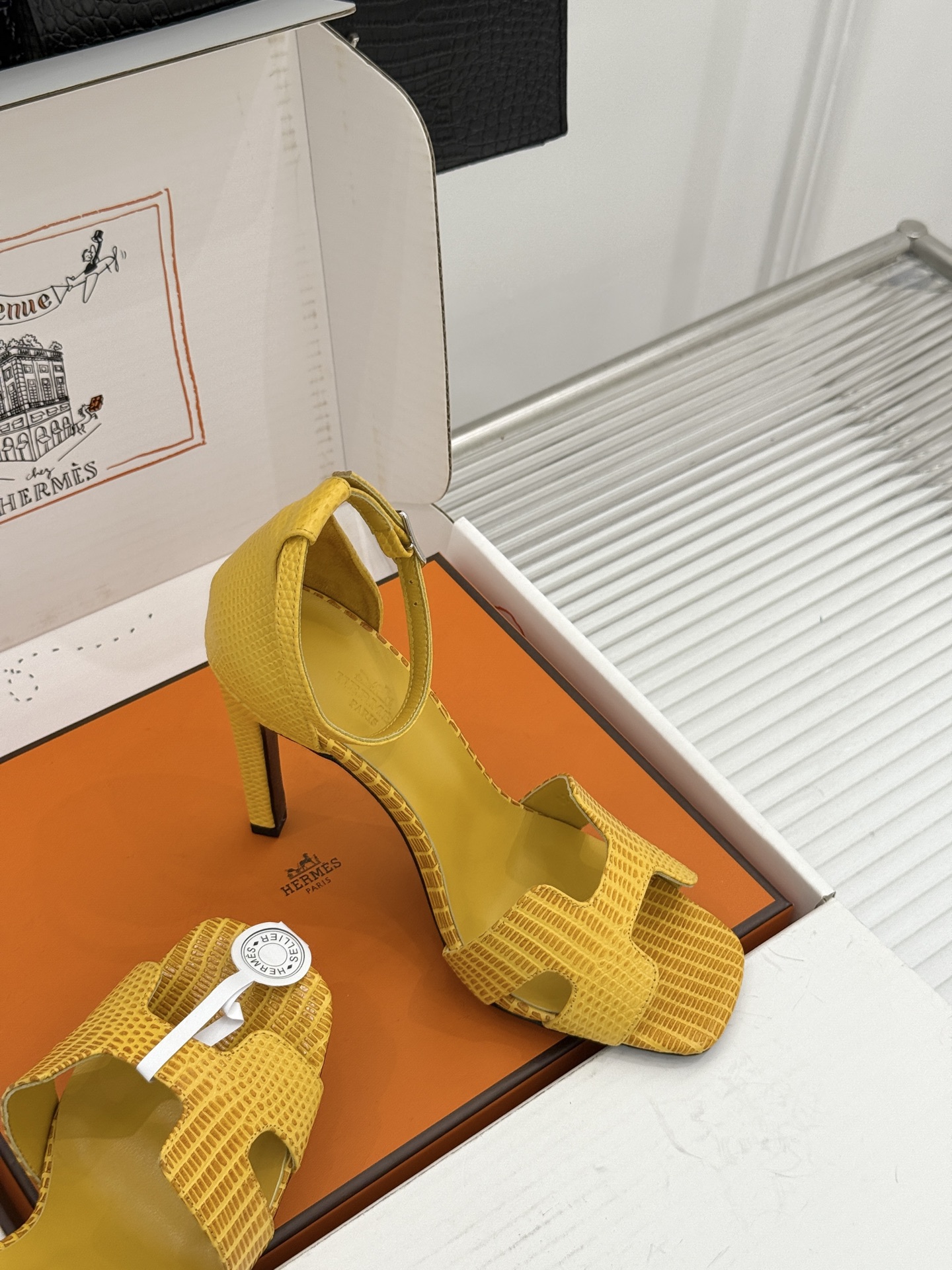 (配原版飞机盒) Hermès/爱马仕经典H型 细跟高跟凉鞋 极简奢韵 勾勒优雅身姿 标志性H型镂空鞋面 凝练品牌经典设 (配原版飞机盒) Hermès/爱马仕经典H型 细跟高跟凉鞋 极简奢韵 勾勒优雅身姿 标志性H型镂空鞋面 凝练品牌经典设