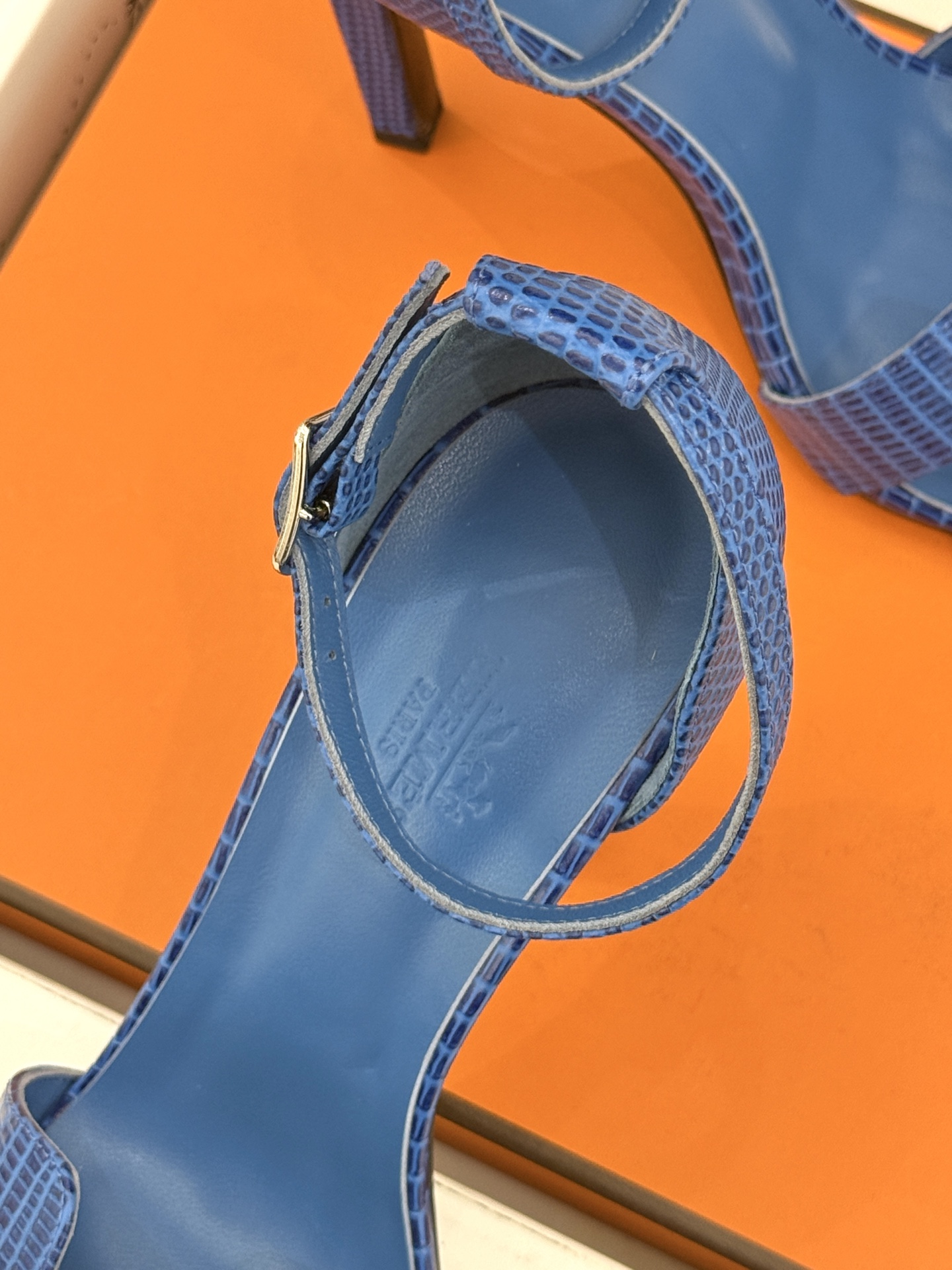 (配原版飞机盒) Hermès/爱马仕经典H型 细跟高跟凉鞋 极简奢韵 勾勒优雅身姿 标志性H型镂空鞋面 凝练品牌经典设 (配原版飞机盒) Hermès/爱马仕经典H型 细跟高跟凉鞋 极简奢韵 勾勒优雅身姿 标志性H型镂空鞋面 凝练品牌经典设