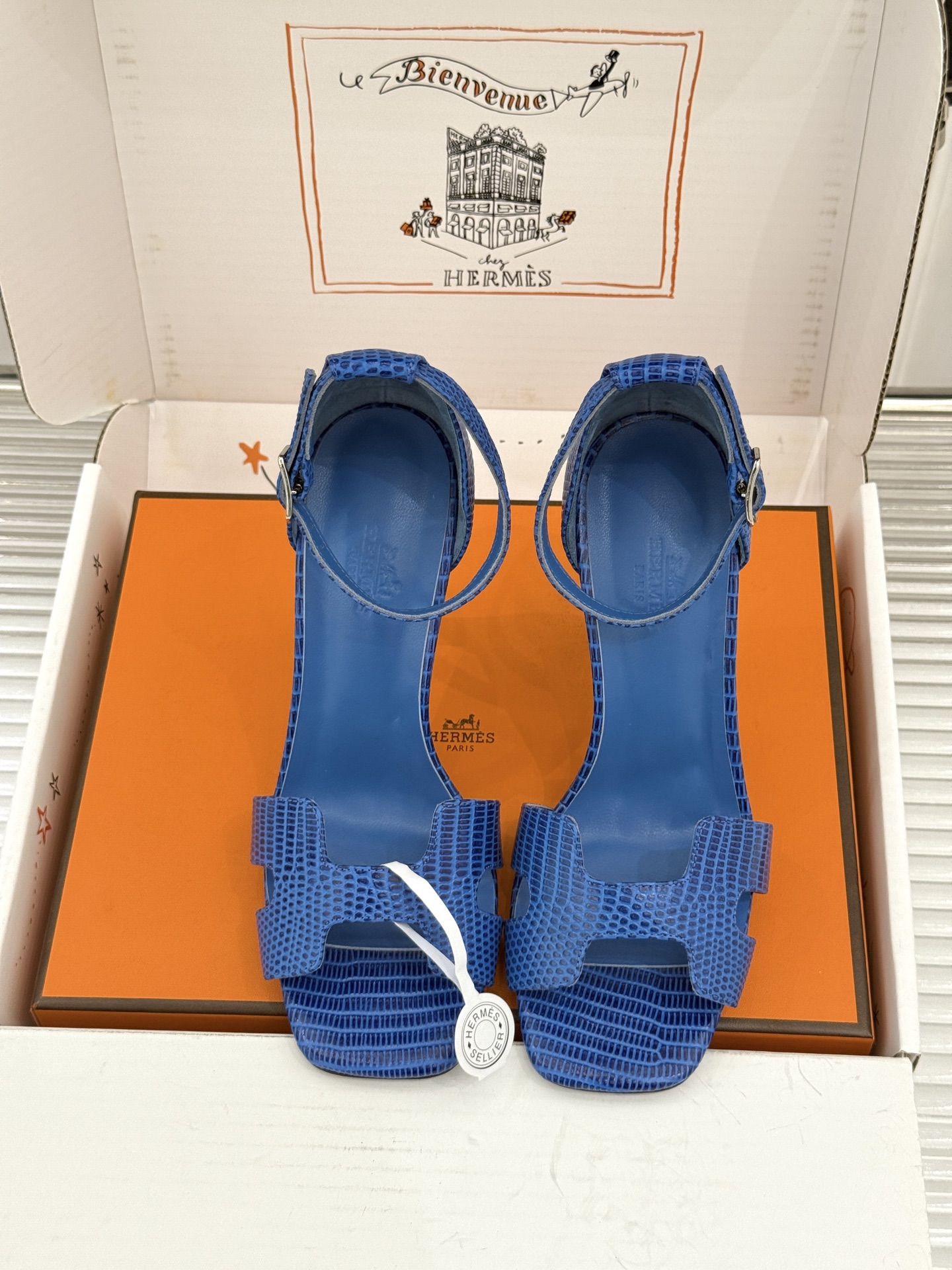(配原版飞机盒) Hermès/爱马仕经典H型 细跟高跟凉鞋 极简奢韵 勾勒优雅身姿 标志性H型镂空鞋面 凝练品牌经典设 (配原版飞机盒) Hermès/爱马仕经典H型 细跟高跟凉鞋 极简奢韵 勾勒优雅身姿 标志性H型镂空鞋面 凝练品牌经典设