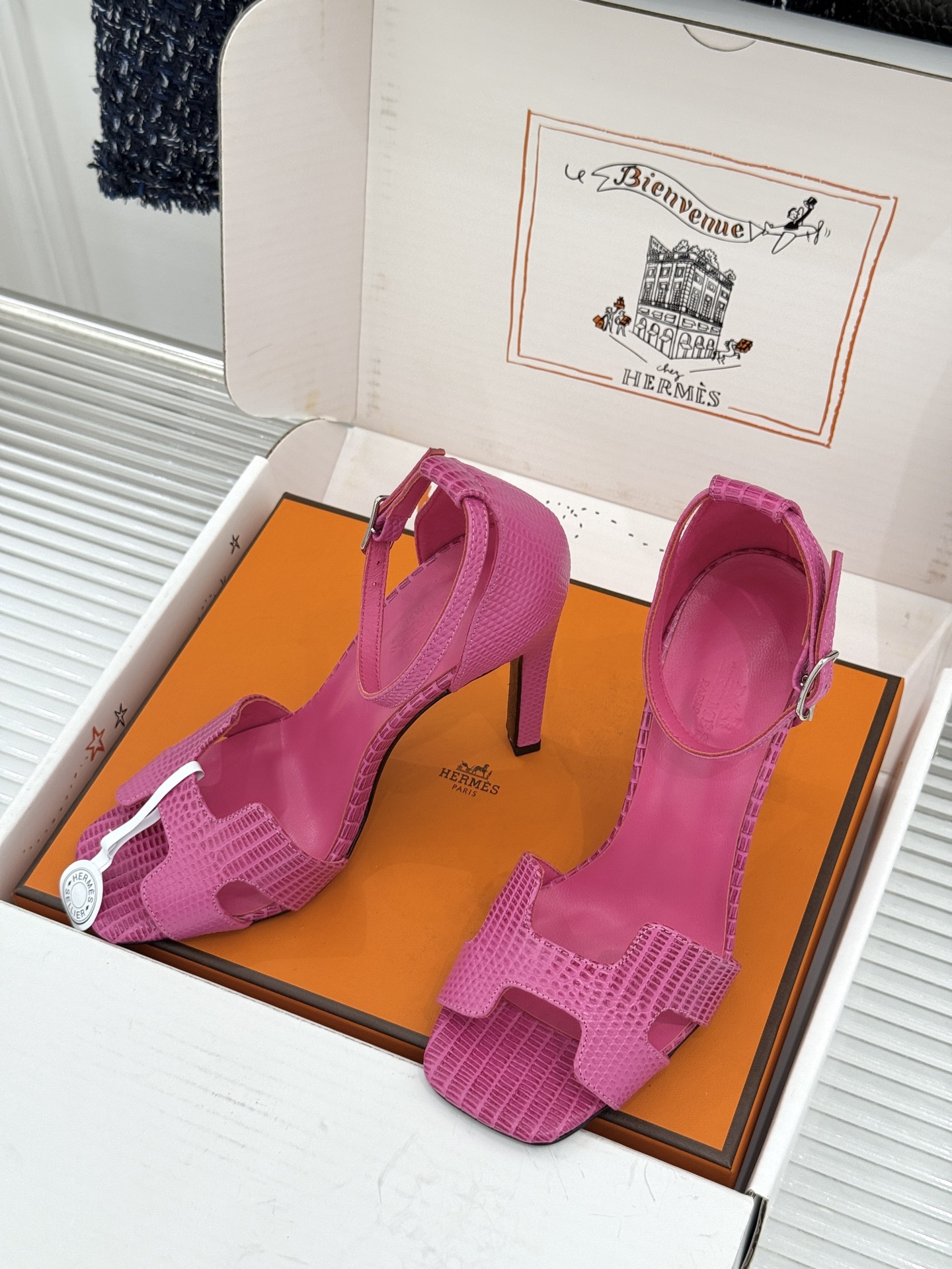 （配原版飞机盒） Hermès/爱马仕经典H型 细跟高跟凉鞋 极简奢韵 勾勒优雅身姿 标志性H型镂空鞋面 凝练品牌经典设