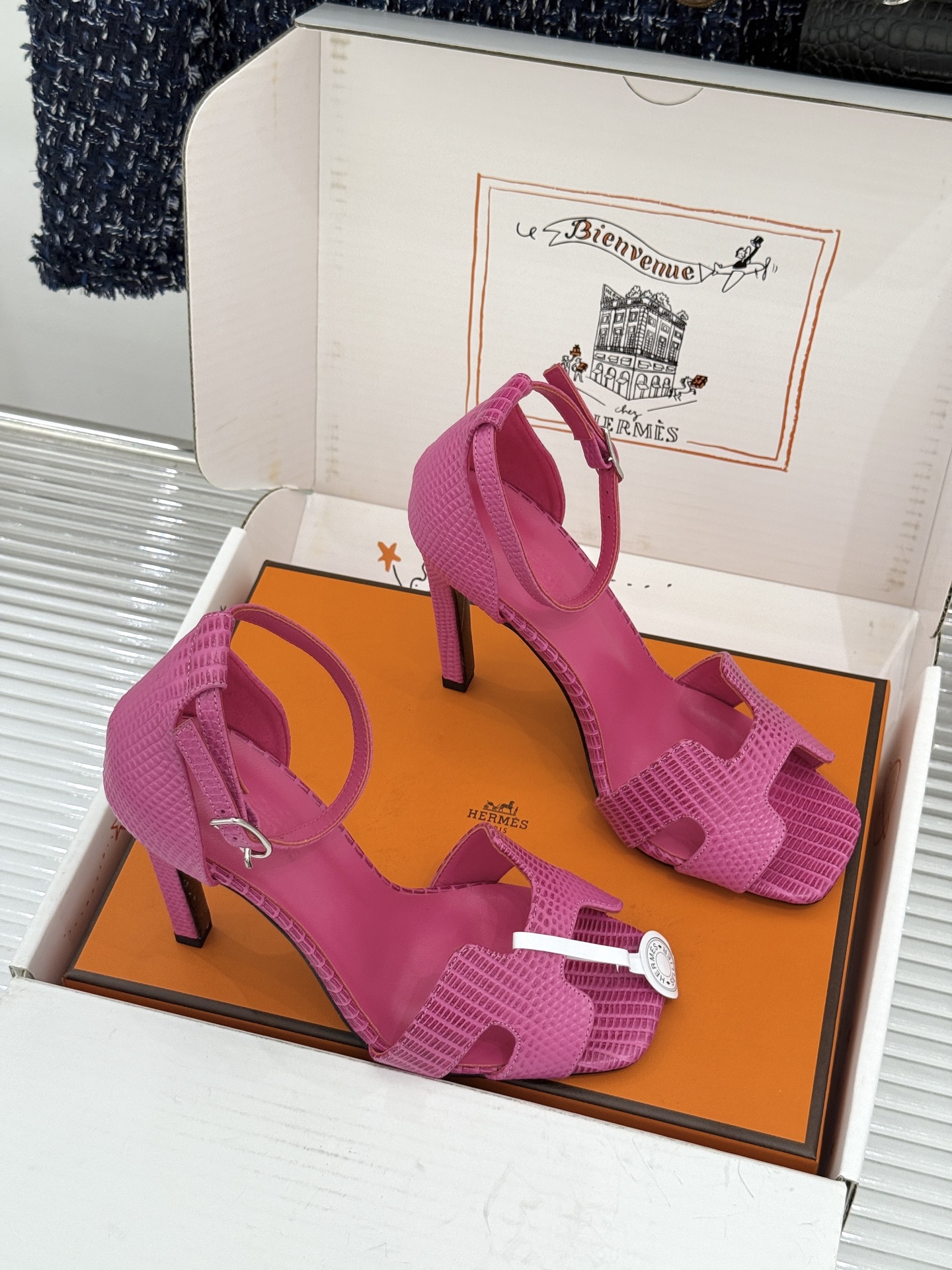 （配原版飞机盒） Hermès/爱马仕经典H型 细跟高跟凉鞋 极简奢韵 勾勒优雅身姿 标志性H型镂空鞋面 凝练品牌经典设
