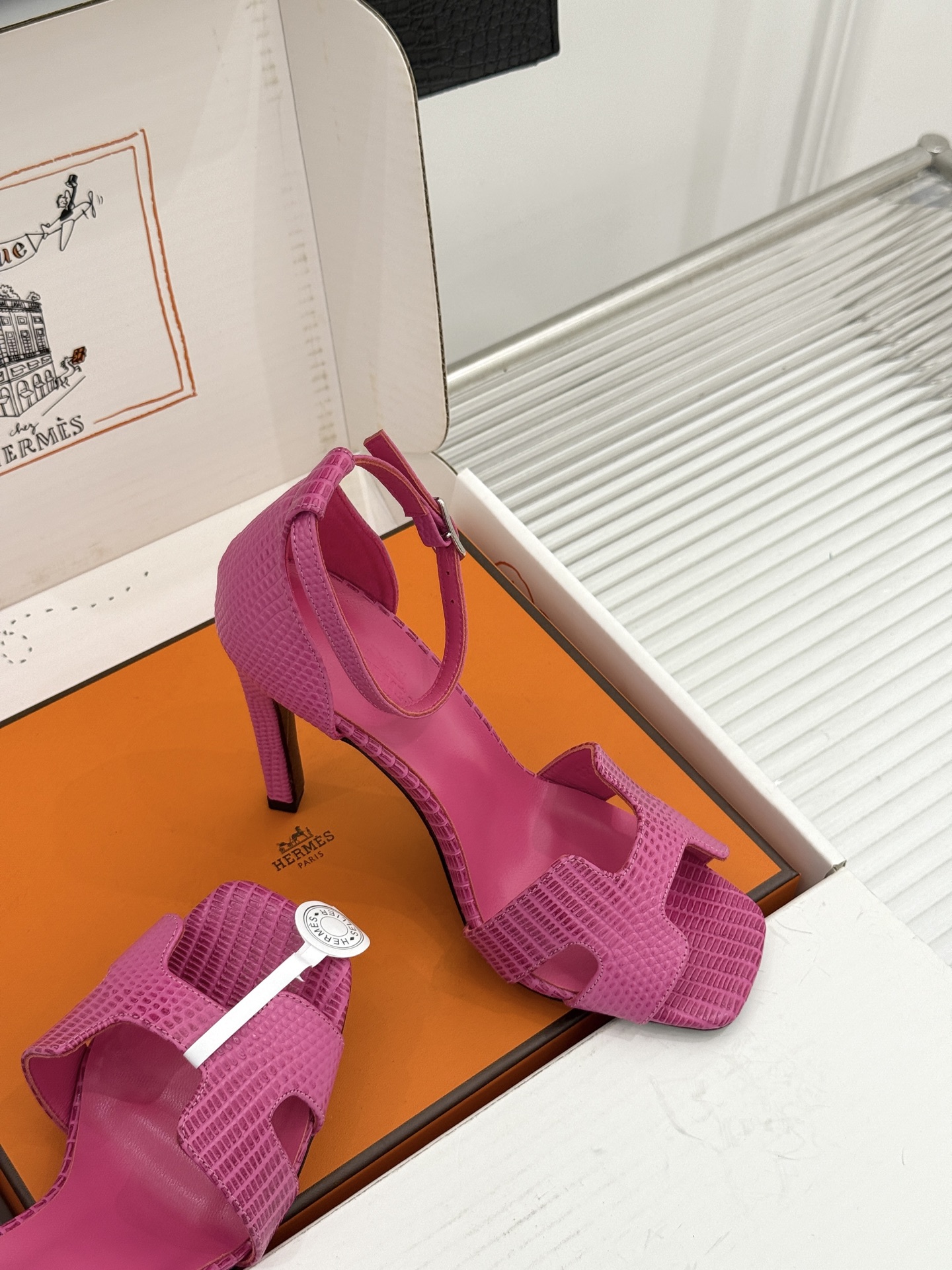 （配原版飞机盒） Hermès/爱马仕经典H型 细跟高跟凉鞋 极简奢韵 勾勒优雅身姿 标志性H型镂空鞋面 凝练品牌经典设