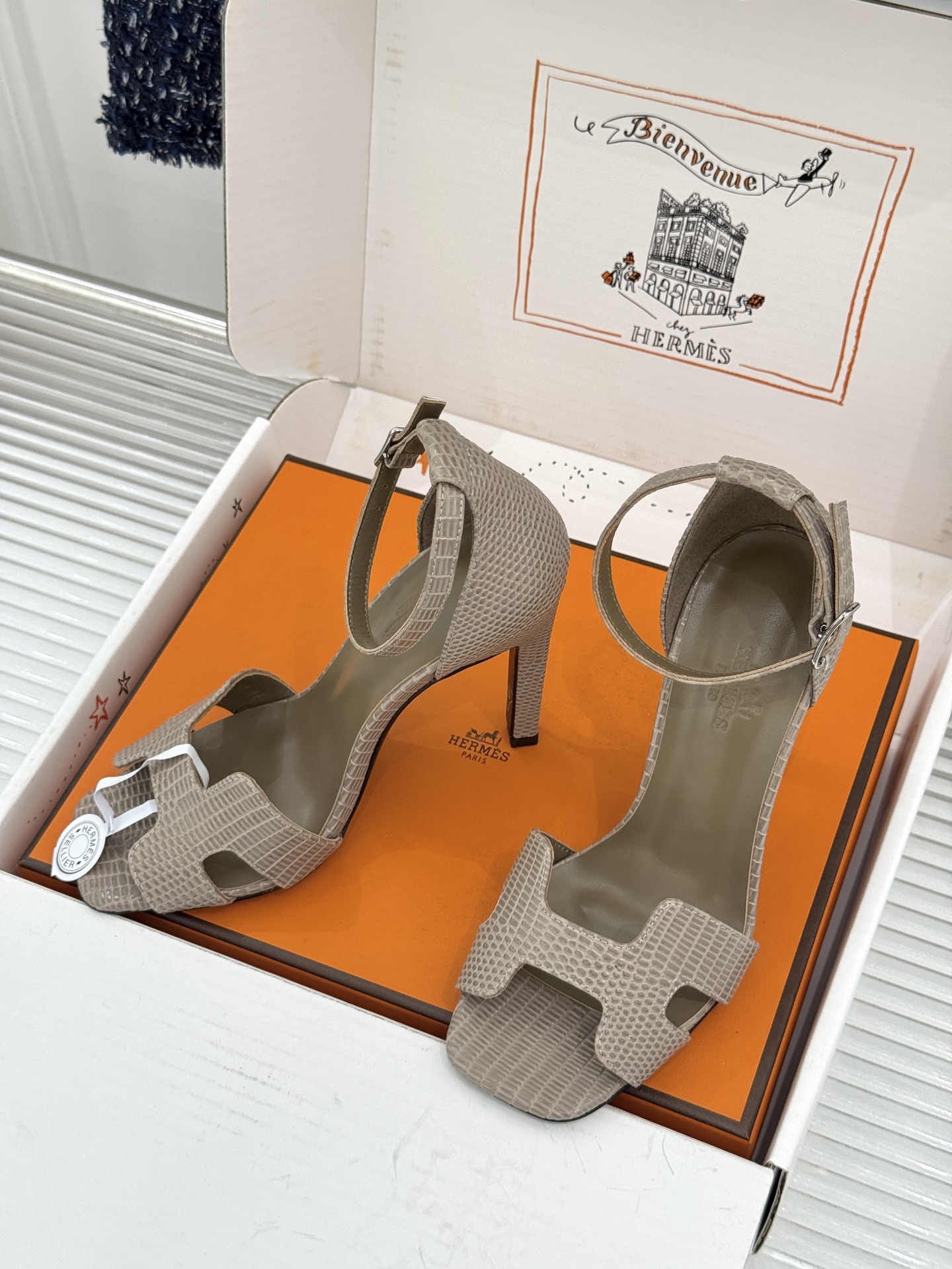(配原版飞机盒) Hermès/爱马仕经典H型 细跟高跟凉鞋 极简奢韵 勾勒优雅身姿 标志性H型镂空鞋面 凝练品牌经典设 (配原版飞机盒) Hermès/爱马仕经典H型 细跟高跟凉鞋 极简奢韵 勾勒优雅身姿 标志性H型镂空鞋面 凝练品牌经典设
