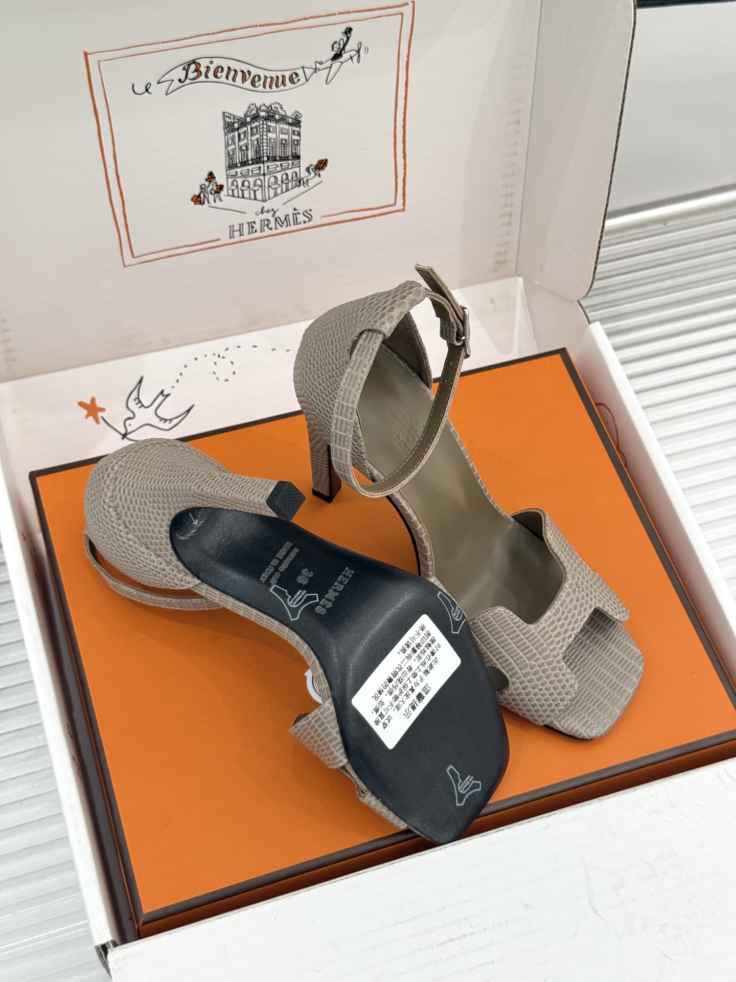 (配原版飞机盒) Hermès/爱马仕经典H型 细跟高跟凉鞋 极简奢韵 勾勒优雅身姿 标志性H型镂空鞋面 凝练品牌经典设 (配原版飞机盒) Hermès/爱马仕经典H型 细跟高跟凉鞋 极简奢韵 勾勒优雅身姿 标志性H型镂空鞋面 凝练品牌经典设