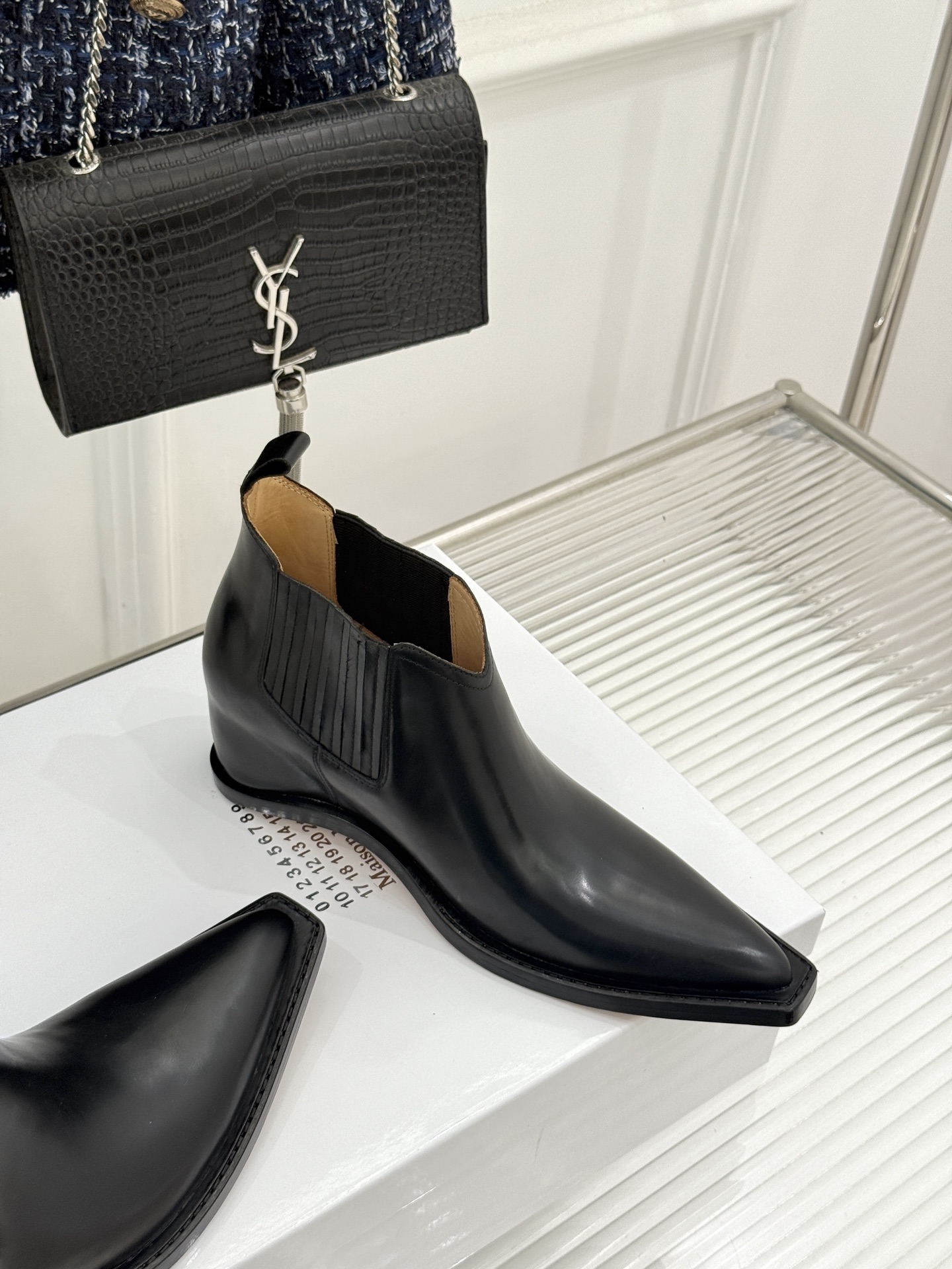 MaisonMargiela｜MM6马吉拉 复古内增高尖头切尔西短靴 隐形内增高悄拔身形比例 弹力靴筒贴合脚踝曲线 做旧