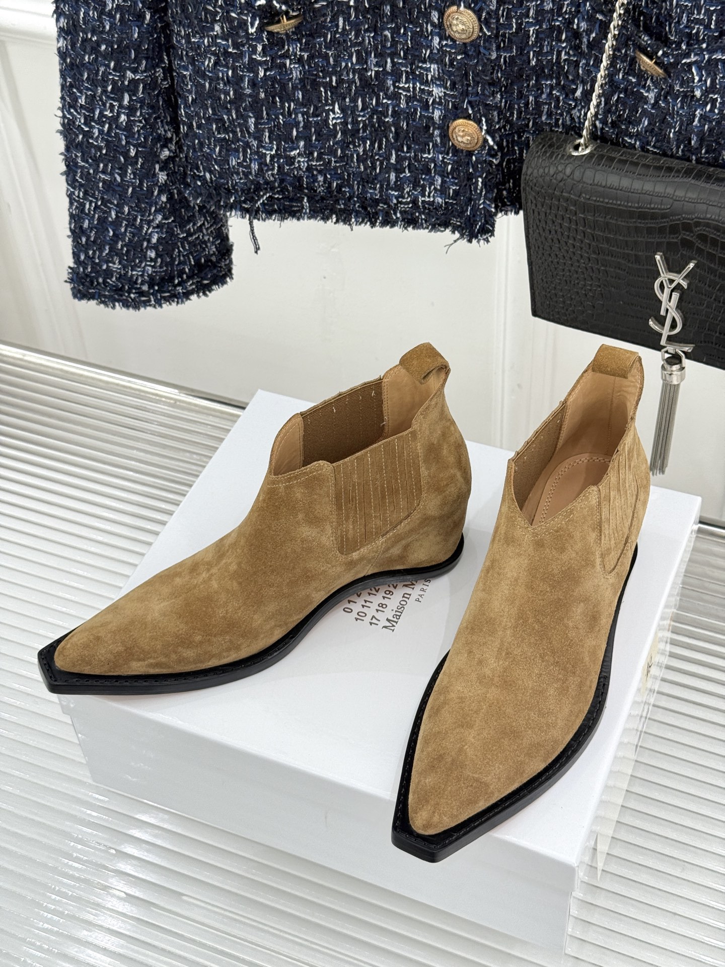 MaisonMargiela|MM6马吉拉 复古内增高尖头切尔西短靴 隐形内增高悄拔身形比例 弹力靴筒贴合脚踝曲线 做旧 MaisonMargiela|MM6马吉拉 复古内增高尖头切尔西短靴 隐形内增高悄拔身形比例 弹力靴筒贴合脚踝曲线 做旧