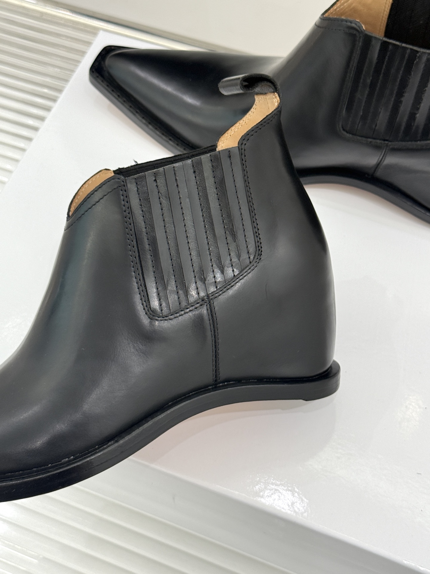 MaisonMargiela｜MM6马吉拉 复古内增高尖头切尔西短靴 隐形内增高悄拔身形比例 弹力靴筒贴合脚踝曲线 做旧