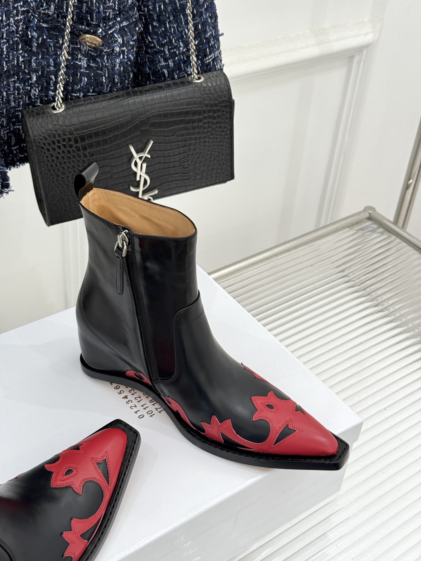 MaisonMargiela|MM6马吉拉 复古内增高电绣尖头短靴 隐形内增高悄拔身形比例 复古电绣藏解构巧思 做旧牛皮 MaisonMargiela|MM6马吉拉 复古内增高电绣尖头短靴 隐形内增高悄拔身形比例 复古电绣藏解构巧思 做旧牛皮