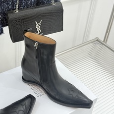 MaisonMargiela|MM6马吉拉 复古内增高电绣尖头短靴 隐形内增高悄拔身形比例 复古电绣藏解构巧思 做旧牛皮 MaisonMargiela|MM6马吉拉 复古内增高电绣尖头短靴 隐形内增高悄拔身形比例 复古电绣藏解构巧思 做旧牛皮