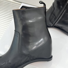 MaisonMargiela|MM6马吉拉 复古内增高电绣尖头短靴 隐形内增高悄拔身形比例 复古电绣藏解构巧思 做旧牛皮 MaisonMargiela|MM6马吉拉 复古内增高电绣尖头短靴 隐形内增高悄拔身形比例 复古电绣藏解构巧思 做旧牛皮