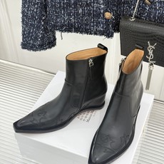 MaisonMargiela|MM6马吉拉 复古内增高电绣尖头短靴 隐形内增高悄拔身形比例 复古电绣藏解构巧思 做旧牛皮 MaisonMargiela|MM6马吉拉 复古内增高电绣尖头短靴 隐形内增高悄拔身形比例 复古电绣藏解构巧思 做旧牛皮