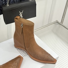 MaisonMargiela|MM6马吉拉 复古内增高电绣尖头短靴 隐形内增高悄拔身形比例 复古电绣藏解构巧思 做旧牛皮 MaisonMargiela|MM6马吉拉 复古内增高电绣尖头短靴 隐形内增高悄拔身形比例 复古电绣藏解构巧思 做旧牛皮