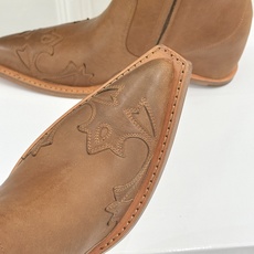 MaisonMargiela|MM6马吉拉 复古内增高电绣尖头短靴 隐形内增高悄拔身形比例 复古电绣藏解构巧思 做旧牛皮 MaisonMargiela|MM6马吉拉 复古内增高电绣尖头短靴 隐形内增高悄拔身形比例 复古电绣藏解构巧思 做旧牛皮