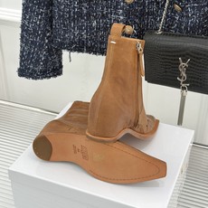 MaisonMargiela|MM6马吉拉 复古内增高电绣尖头短靴 隐形内增高悄拔身形比例 复古电绣藏解构巧思 做旧牛皮 MaisonMargiela|MM6马吉拉 复古内增高电绣尖头短靴 隐形内增高悄拔身形比例 复古电绣藏解构巧思 做旧牛皮