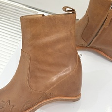 MaisonMargiela|MM6马吉拉 复古内增高电绣尖头短靴 隐形内增高悄拔身形比例 复古电绣藏解构巧思 做旧牛皮 MaisonMargiela|MM6马吉拉 复古内增高电绣尖头短靴 隐形内增高悄拔身形比例 复古电绣藏解构巧思 做旧牛皮