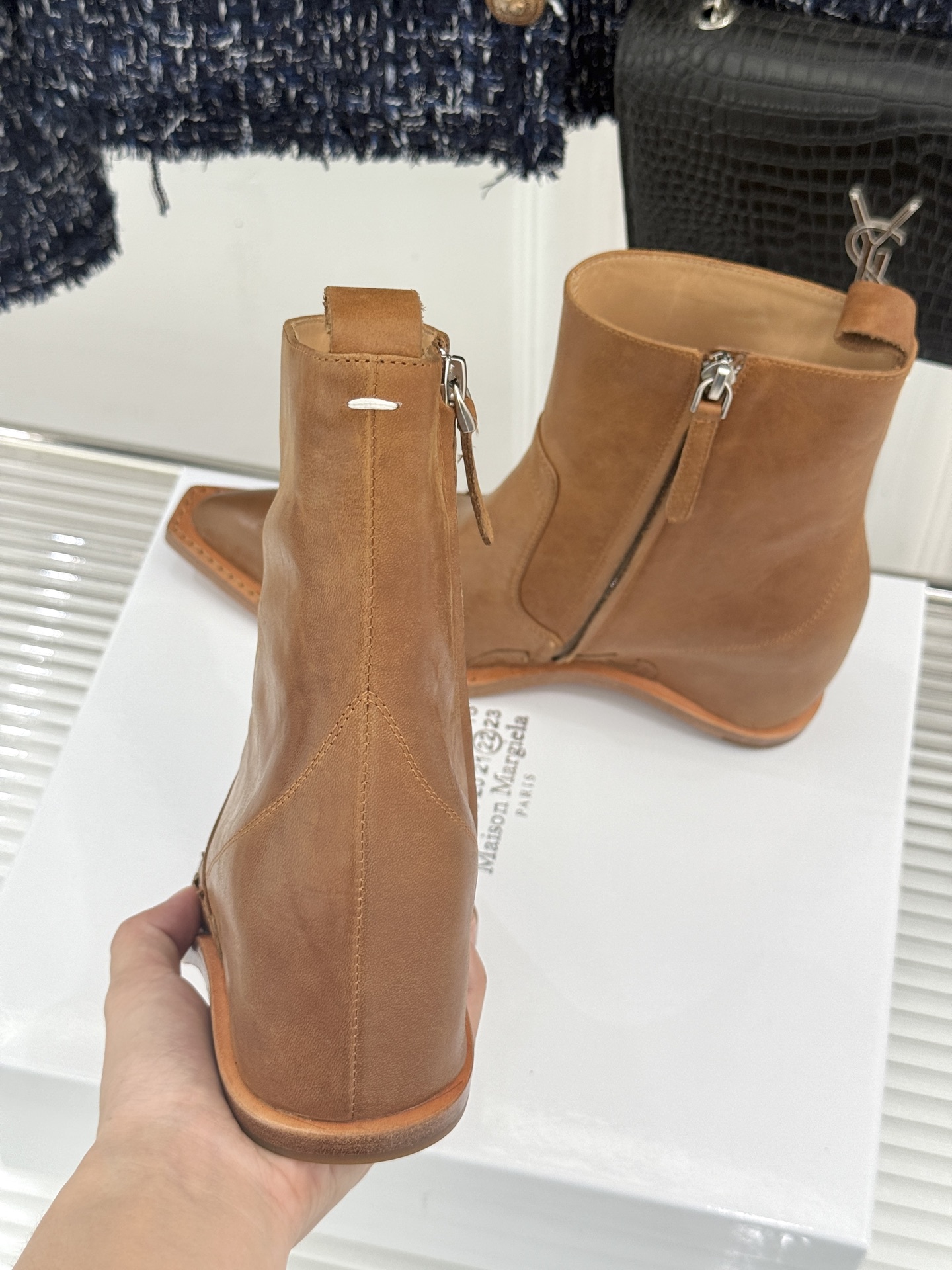 MaisonMargiela|MM6马吉拉 复古内增高电绣尖头短靴 隐形内增高悄拔身形比例 复古电绣藏解构巧思 做旧牛皮 MaisonMargiela|MM6马吉拉 复古内增高电绣尖头短靴 隐形内增高悄拔身形比例 复古电绣藏解构巧思 做旧牛皮