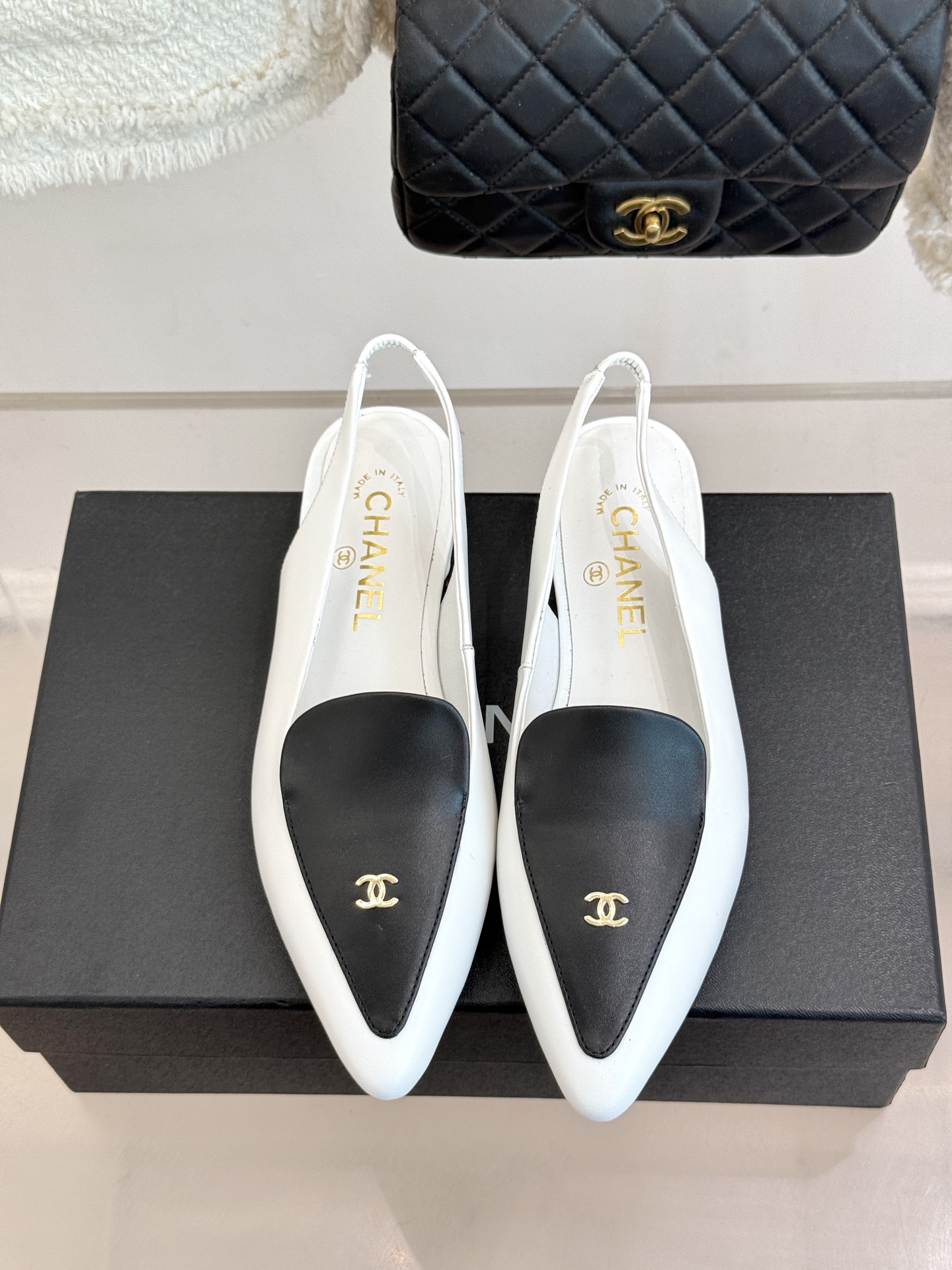 CHANE*|小香26B新品双C 拼色尖头平底凉鞋单鞋 撞色鞋头勾勒复古意趣 鞋头压印经典双C标识 羊皮质感温润又细腻 CHANE*|小香26B新品双C 拼色尖头平底凉鞋单鞋 撞色鞋头勾勒复古意趣 鞋头压印经典双C标识 羊皮质感温润又细腻