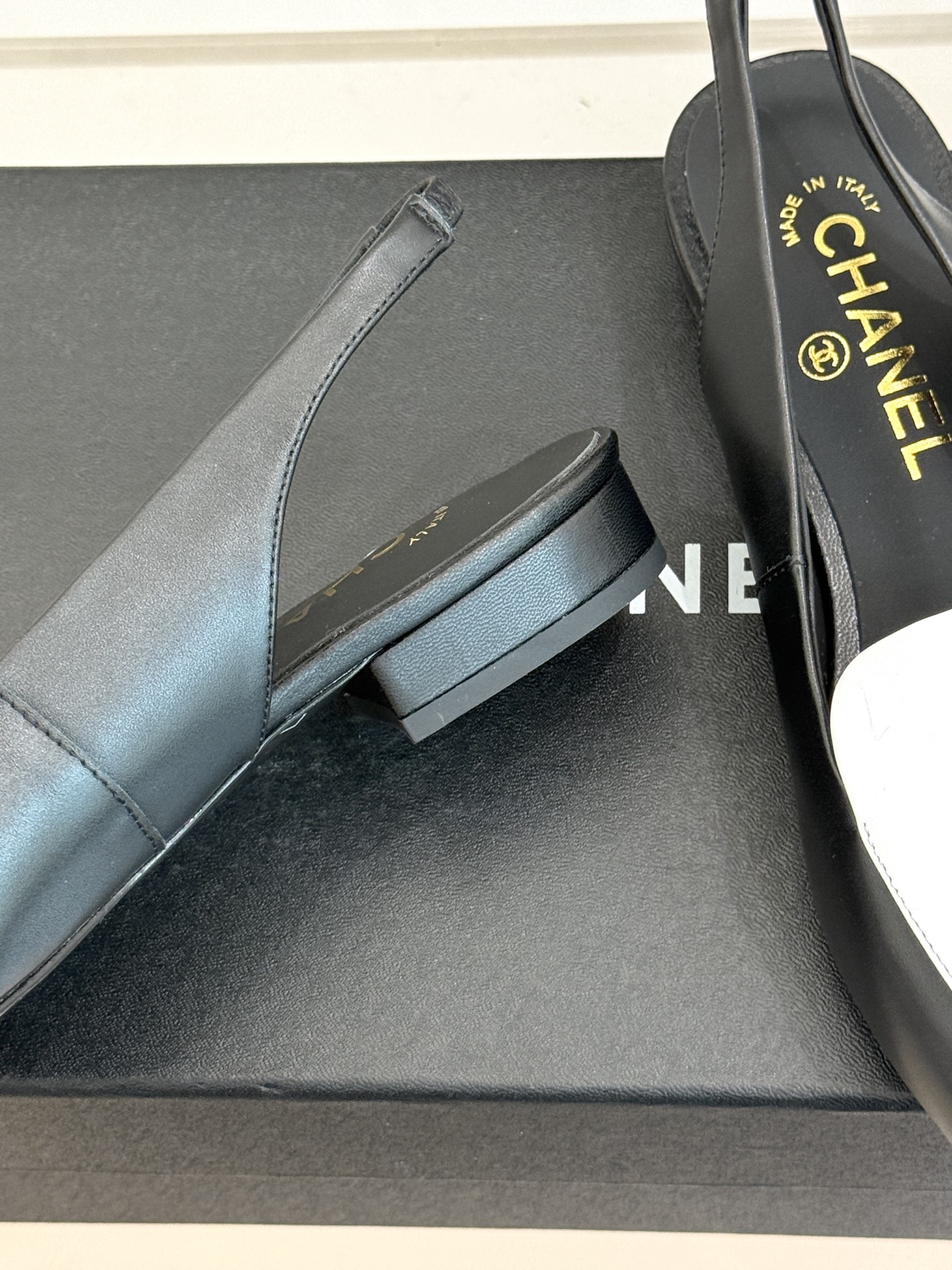 CHANE*|小香26B新品双C 拼色尖头平底凉鞋单鞋 撞色鞋头勾勒复古意趣 鞋头压印经典双C标识 羊皮质感温润又细腻 CHANE*|小香26B新品双C 拼色尖头平底凉鞋单鞋 撞色鞋头勾勒复古意趣 鞋头压印经典双C标识 羊皮质感温润又细腻