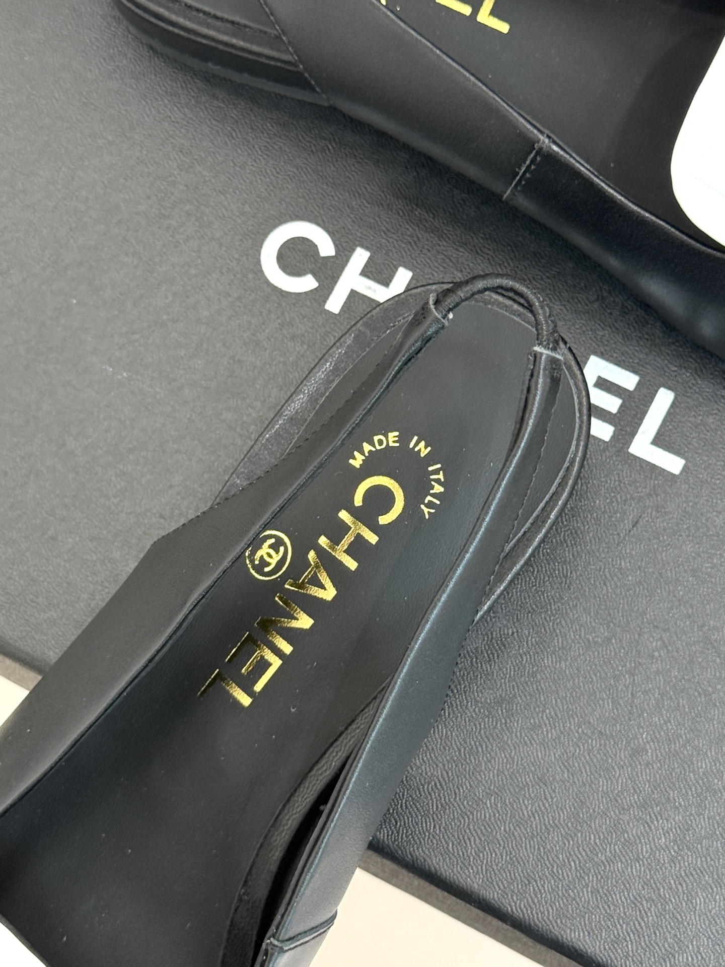 CHANE*|小香26B新品双C 拼色尖头平底凉鞋单鞋 撞色鞋头勾勒复古意趣 鞋头压印经典双C标识 羊皮质感温润又细腻 CHANE*|小香26B新品双C 拼色尖头平底凉鞋单鞋 撞色鞋头勾勒复古意趣 鞋头压印经典双C标识 羊皮质感温润又细腻