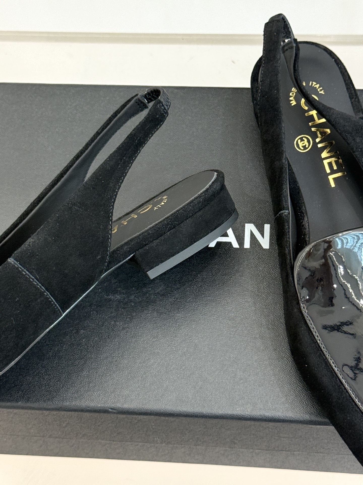 CHANE*|小香26B新品双C 拼色尖头平底凉鞋单鞋 撞色鞋头勾勒复古意趣 鞋头压印经典双C标识 羊皮质感温润又细腻 CHANE*|小香26B新品双C 拼色尖头平底凉鞋单鞋 撞色鞋头勾勒复古意趣 鞋头压印经典双C标识 羊皮质感温润又细腻
