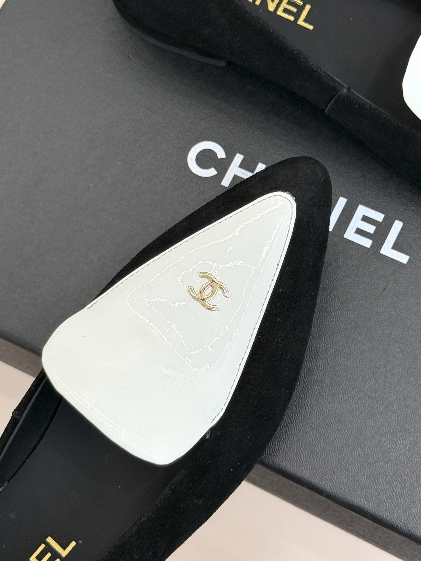 CHANE*|小香26B新品双C 拼色尖头平底凉鞋单鞋 撞色鞋头勾勒复古意趣 鞋头压印经典双C标识 羊皮质感温润又细腻 CHANE*|小香26B新品双C 拼色尖头平底凉鞋单鞋 撞色鞋头勾勒复古意趣 鞋头压印经典双C标识 羊皮质感温润又细腻