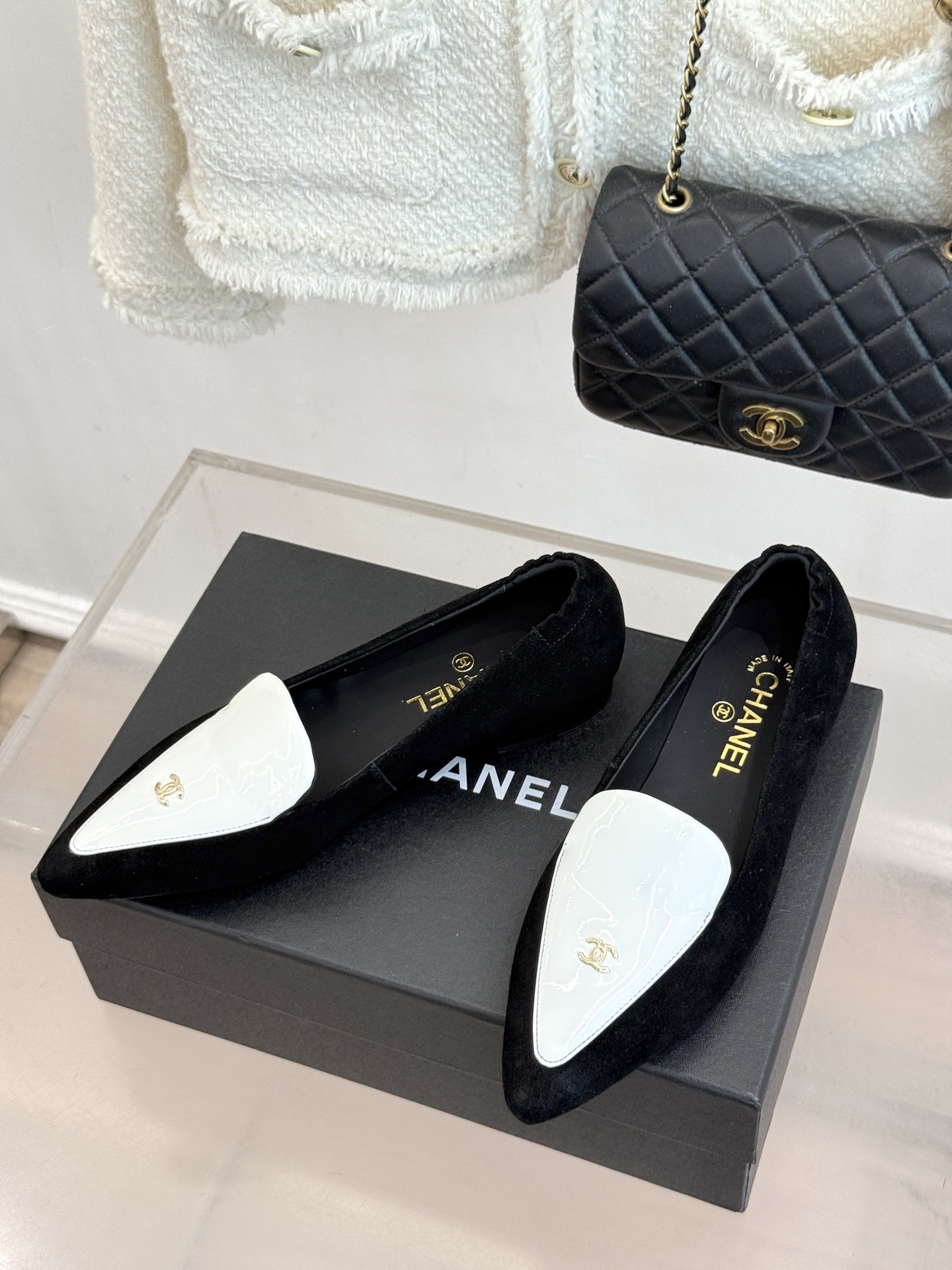 CHANE*|小香26B新品双C 拼色尖头平底凉鞋单鞋 撞色鞋头勾勒复古意趣 鞋头压印经典双C标识 羊皮质感温润又细腻 CHANE*|小香26B新品双C 拼色尖头平底凉鞋单鞋 撞色鞋头勾勒复古意趣 鞋头压印经典双C标识 羊皮质感温润又细腻