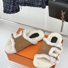 Hermès/爱马仕26WF新品 双带扣休闲毛拖 双袢带搭扣设计可自由调节 蓬松羊羔毛内里温柔包裹双足 甄选细腻麂皮质感 Hermès/爱马仕26WF新品 双带扣休闲毛拖 双袢带搭扣设计可自由调节 蓬松羊羔毛内里温柔包裹双足 甄选细腻麂皮质感
