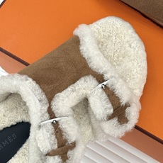 Hermès/爱马仕26WF新品 双带扣休闲毛拖 双袢带搭扣设计可自由调节 蓬松羊羔毛内里温柔包裹双足 甄选细腻麂皮质感 Hermès/爱马仕26WF新品 双带扣休闲毛拖 双袢带搭扣设计可自由调节 蓬松羊羔毛内里温柔包裹双足 甄选细腻麂皮质感