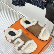 Hermès/爱马仕26WF新品 双带扣休闲毛拖 双袢带搭扣设计可自由调节 蓬松羊羔毛内里温柔包裹双足 甄选细腻麂皮质感 Hermès/爱马仕26WF新品 双带扣休闲毛拖 双袢带搭扣设计可自由调节 蓬松羊羔毛内里温柔包裹双足 甄选细腻麂皮质感