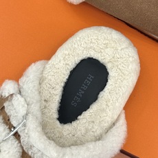 Hermès/爱马仕26WF新品 双带扣休闲毛拖 双袢带搭扣设计可自由调节 蓬松羊羔毛内里温柔包裹双足 甄选细腻麂皮质感 Hermès/爱马仕26WF新品 双带扣休闲毛拖 双袢带搭扣设计可自由调节 蓬松羊羔毛内里温柔包裹双足 甄选细腻麂皮质感