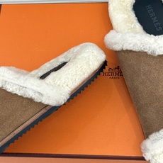 Hermès/爱马仕26WF新品 双带扣休闲毛拖 双袢带搭扣设计可自由调节 蓬松羊羔毛内里温柔包裹双足 甄选细腻麂皮质感 Hermès/爱马仕26WF新品 双带扣休闲毛拖 双袢带搭扣设计可自由调节 蓬松羊羔毛内里温柔包裹双足 甄选细腻麂皮质感