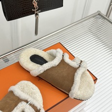 Hermès/爱马仕26WF新品 双带扣休闲毛拖 双袢带搭扣设计可自由调节 蓬松羊羔毛内里温柔包裹双足 甄选细腻麂皮质感 Hermès/爱马仕26WF新品 双带扣休闲毛拖 双袢带搭扣设计可自由调节 蓬松羊羔毛内里温柔包裹双足 甄选细腻麂皮质感