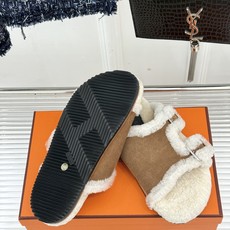 Hermès/爱马仕26WF新品 双带扣休闲毛拖 双袢带搭扣设计可自由调节 蓬松羊羔毛内里温柔包裹双足 甄选细腻麂皮质感 Hermès/爱马仕26WF新品 双带扣休闲毛拖 双袢带搭扣设计可自由调节 蓬松羊羔毛内里温柔包裹双足 甄选细腻麂皮质感