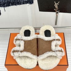 Hermès/爱马仕26WF新品 双带扣休闲毛拖 双袢带搭扣设计可自由调节 蓬松羊羔毛内里温柔包裹双足 甄选细腻麂皮质感 Hermès/爱马仕26WF新品 双带扣休闲毛拖 双袢带搭扣设计可自由调节 蓬松羊羔毛内里温柔包裹双足 甄选细腻麂皮质感