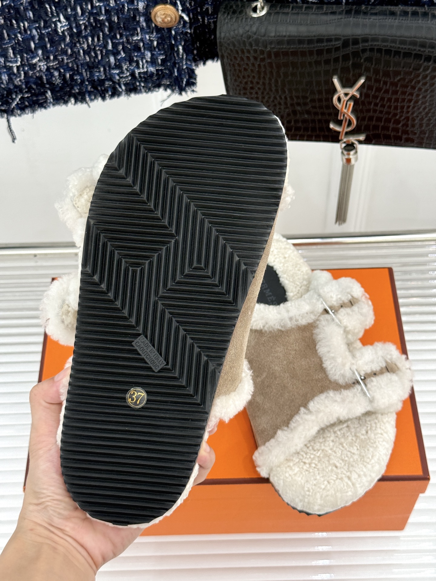 Hermès/爱马仕26WF新品 双带扣休闲毛拖 双袢带搭扣设计可自由调节 蓬松羊羔毛内里温柔包裹双足 甄选细腻麂皮质感