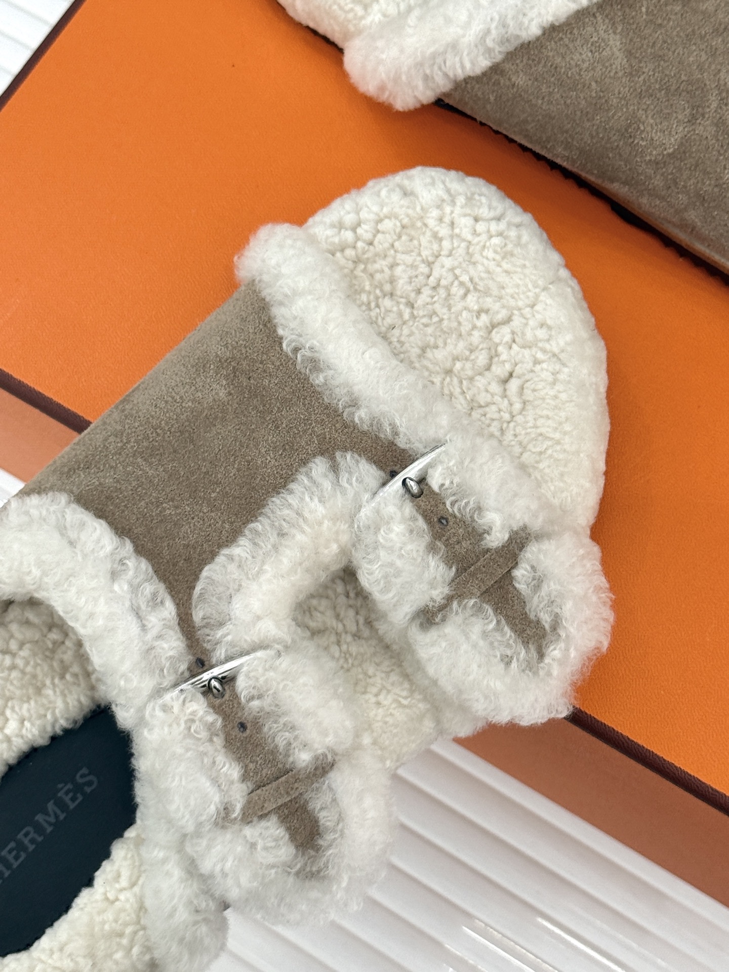 Hermès/爱马仕26WF新品 双带扣休闲毛拖 双袢带搭扣设计可自由调节 蓬松羊羔毛内里温柔包裹双足 甄选细腻麂皮质感