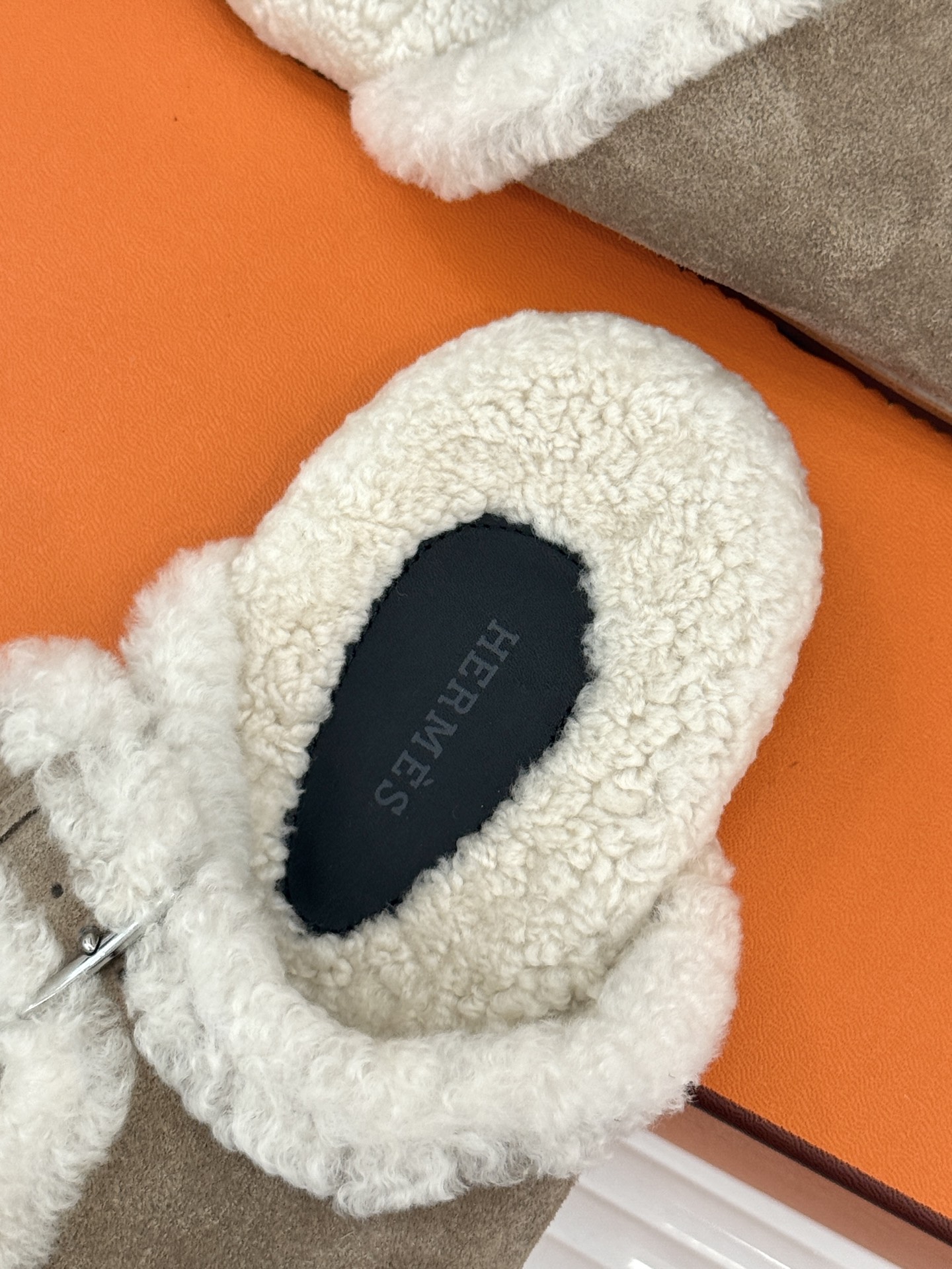 Hermès/爱马仕26WF新品 双带扣休闲毛拖 双袢带搭扣设计可自由调节 蓬松羊羔毛内里温柔包裹双足 甄选细腻麂皮质感