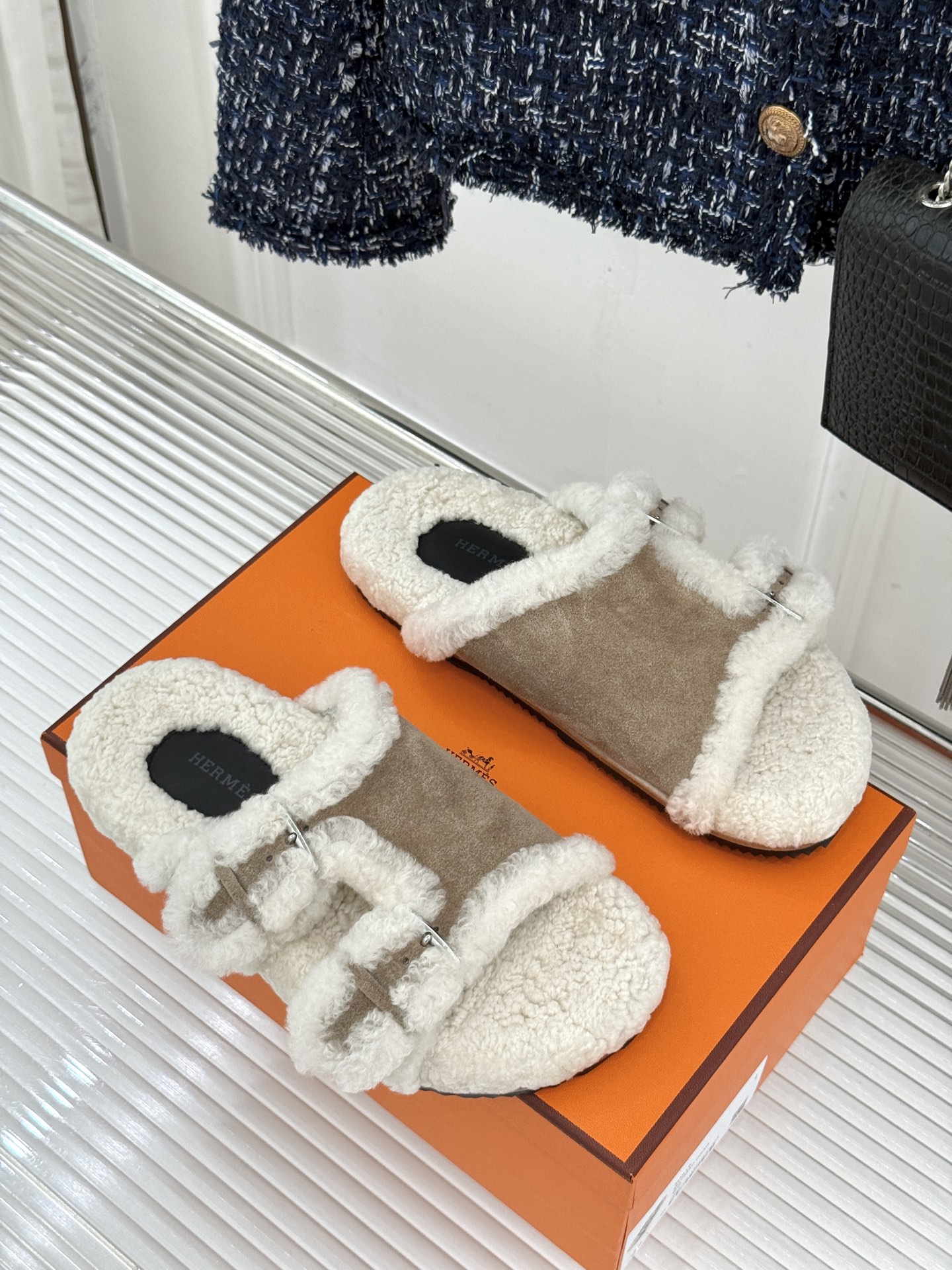 Hermès/爱马仕26WF新品 双带扣休闲毛拖 双袢带搭扣设计可自由调节 蓬松羊羔毛内里温柔包裹双足 甄选细腻麂皮质感
