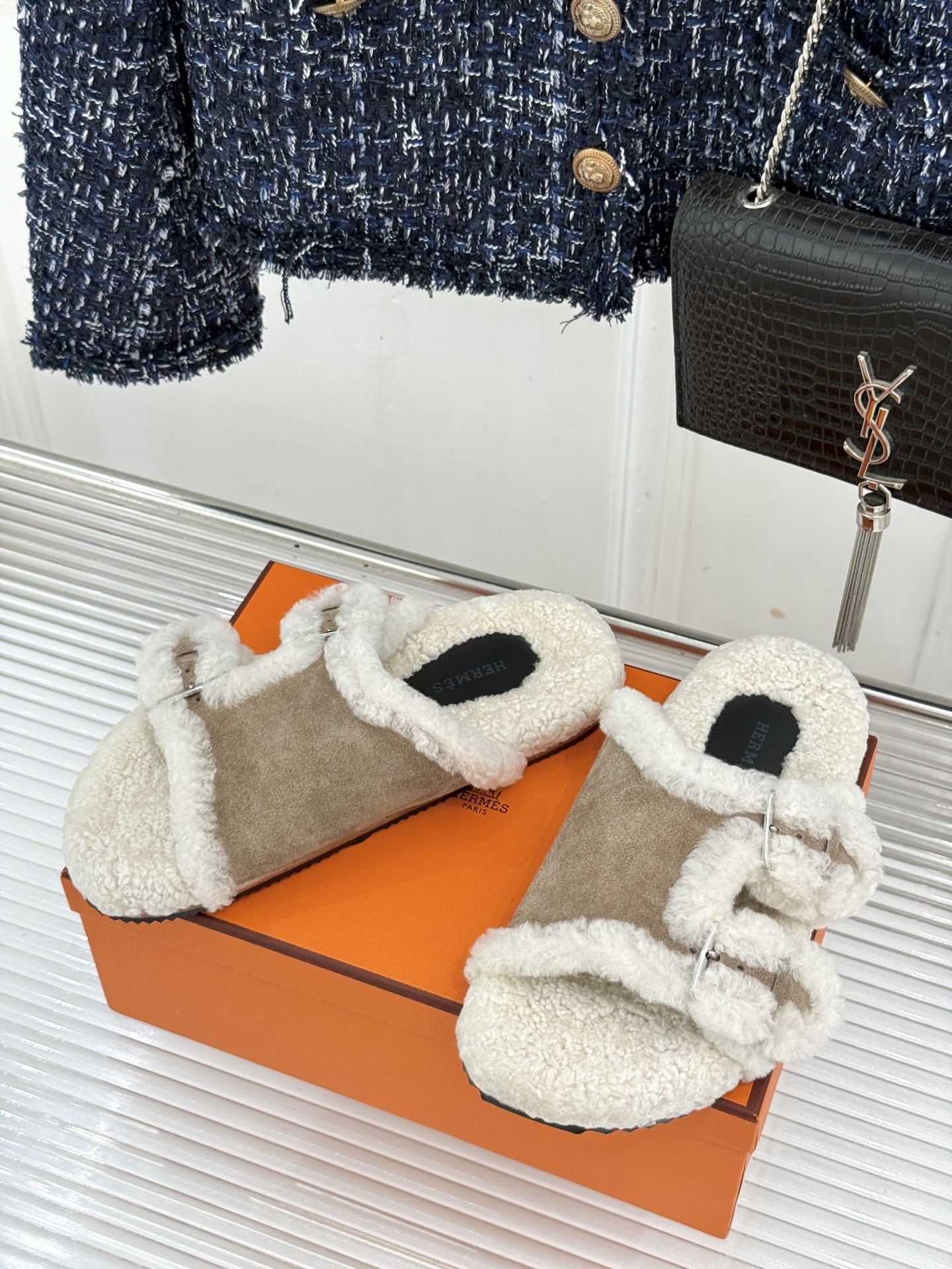 Hermès/爱马仕26WF新品 双带扣休闲毛拖 双袢带搭扣设计可自由调节 蓬松羊羔毛内里温柔包裹双足 甄选细腻麂皮质感