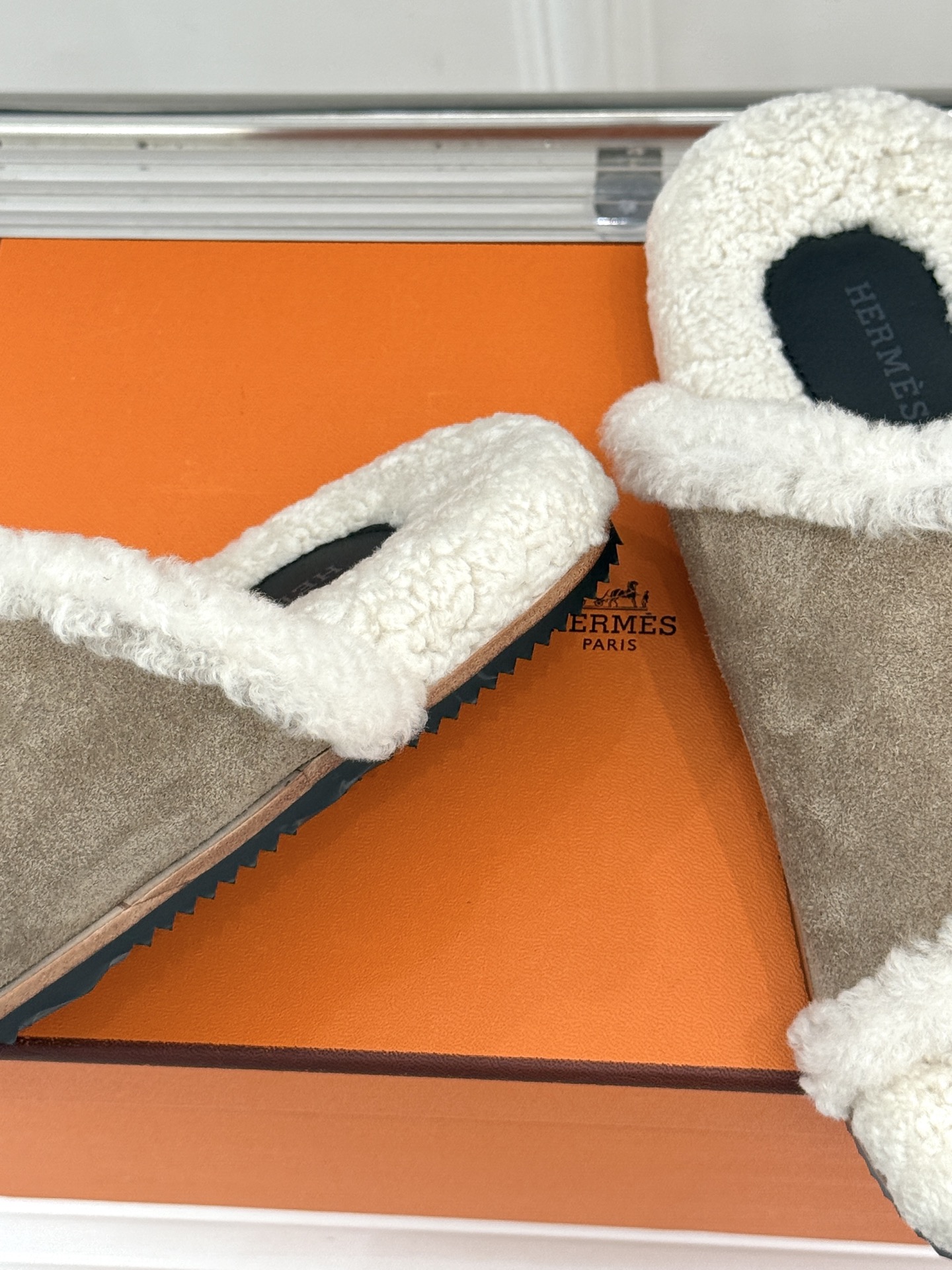 Hermès/爱马仕26WF新品 双带扣休闲毛拖 双袢带搭扣设计可自由调节 蓬松羊羔毛内里温柔包裹双足 甄选细腻麂皮质感